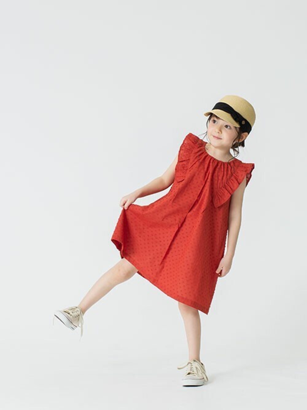 「ワンピース、summer、お出かけコーデ、プチプラ、キッズコーデ、女の子、ビビットカラー、エフオーオンラインストア(F.O.Online Store)、apres les cours、F.O.Online Store」｜「apres les coursのWEB限定ドビーサックワンピース（ワンピース、レッド系）」を使った、F.O.OnlineStoreさん（キッズ・110cm）の夏コーディネートの1枚目の写真