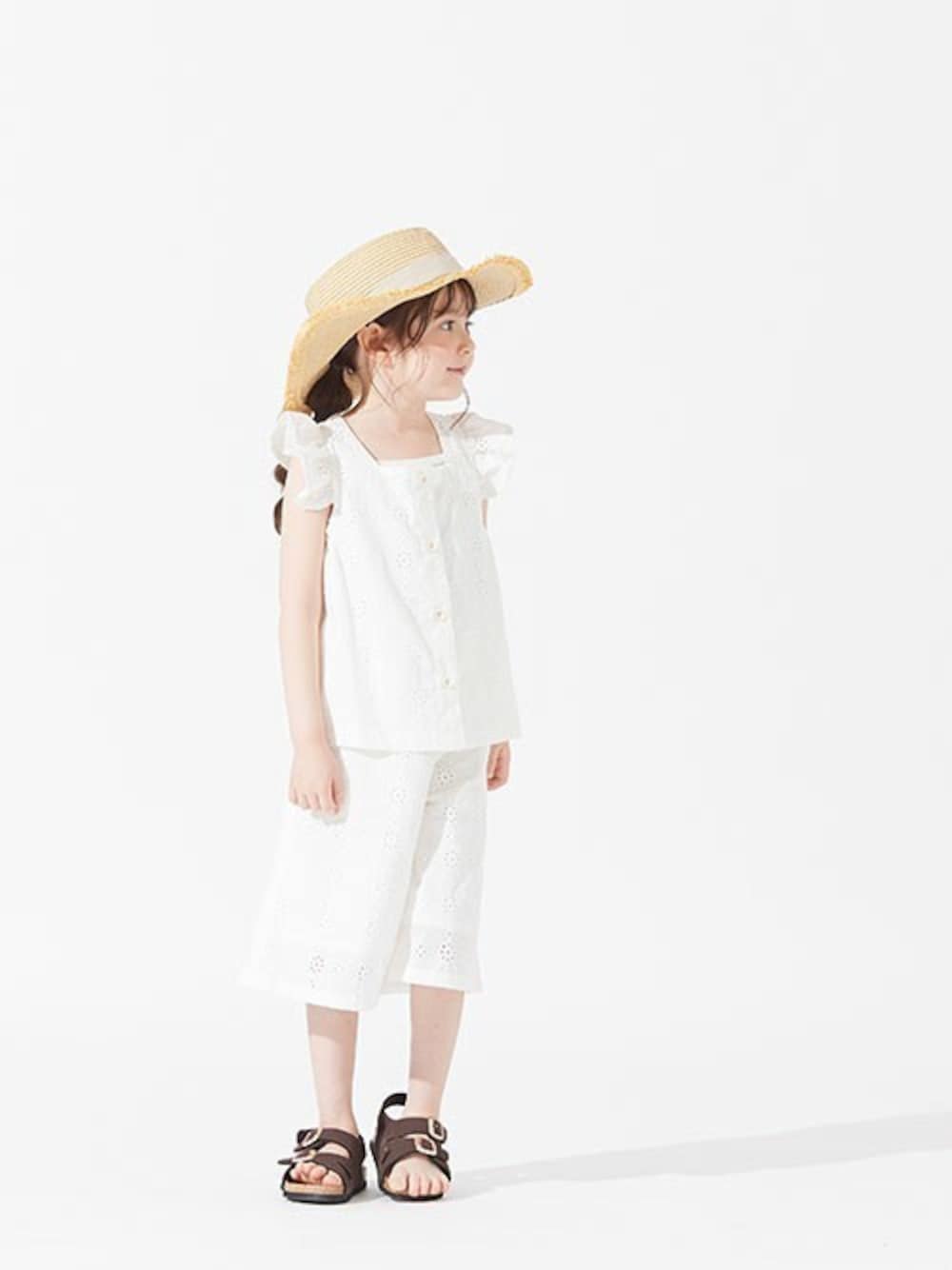 「セットアップ、ホワイト、ワントーンコーデ、summer、キッズコーデ、女の子、カジュアルコーデ、BREEZE、エフオーオンラインストア(F.O.Online Store)、F.O.Online Store」｜「BREEZEのリボンペーパーハット_UVカット（ハット、ベージュ系）」を使った、F.O.OnlineStoreさん（キッズ・110cm）の夏コーディネートの1枚目の写真