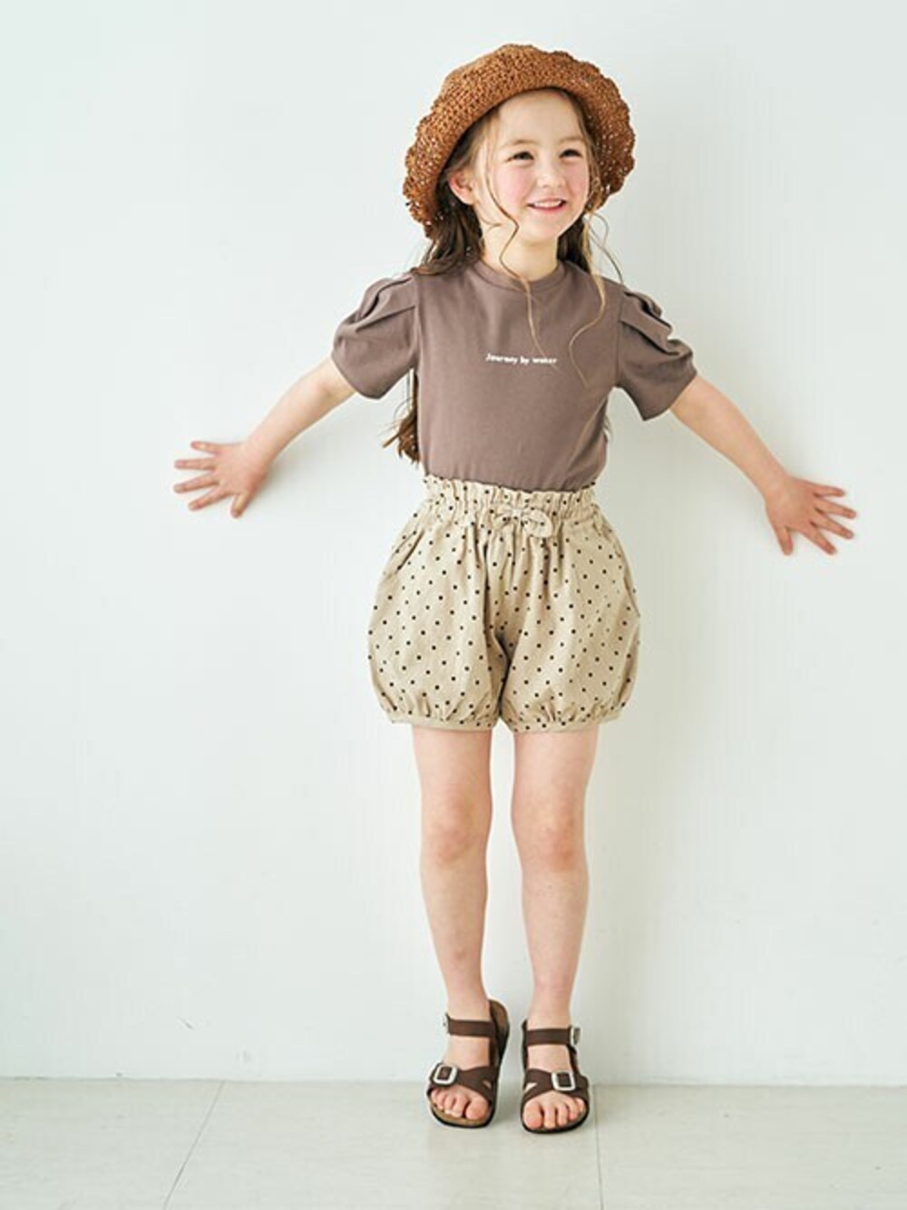 「ショートパンツ、summer、ブラウン、バルーンパンツ、キッズコーデ、女の子、カジュアルコーデ、エフオーオンラインストア(F.O.Online Store)、apres les cours、F.O.Online Store」｜「apres les coursの折りたたみハット（ハット、ブラウン系）」を使った、F.O.OnlineStoreさん（キッズ・110cm）の夏コーディネートの1枚目の写真