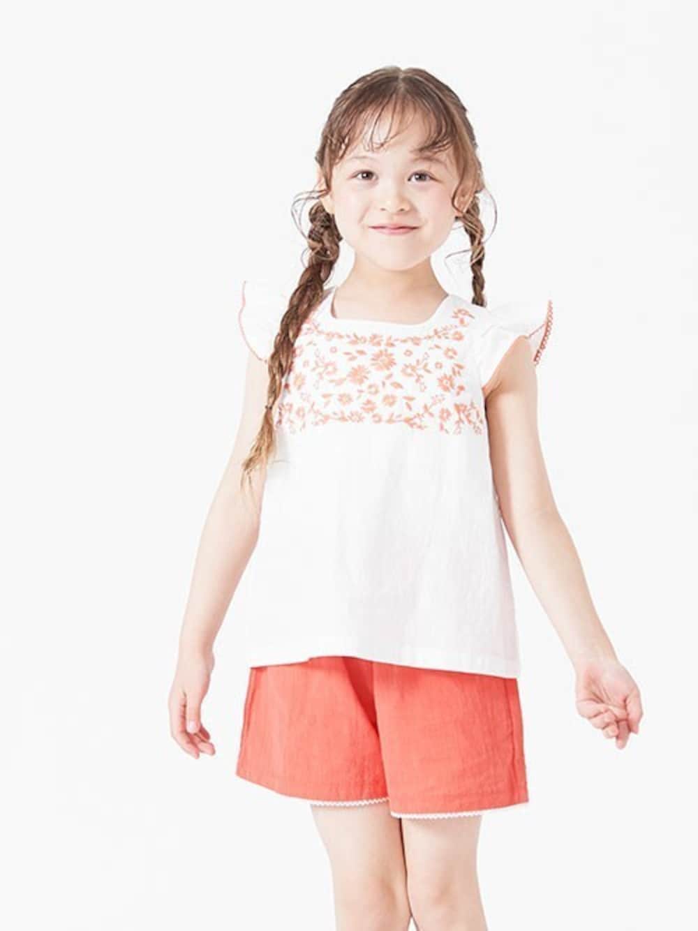 「ショートパンツ、summer、チュニック、ビタミンカラー、女の子、カジュアルコーデ、花柄刺繍、BREEZE、エフオーオンラインストア(F.O.Online Store)、F.O.Online Store」｜「BREEZEの花柄刺繍チュニック（チュニック、ホワイト系）」を使った、F.O.OnlineStoreさん（キッズ・110cm）の夏コーディネートの1枚目の写真
