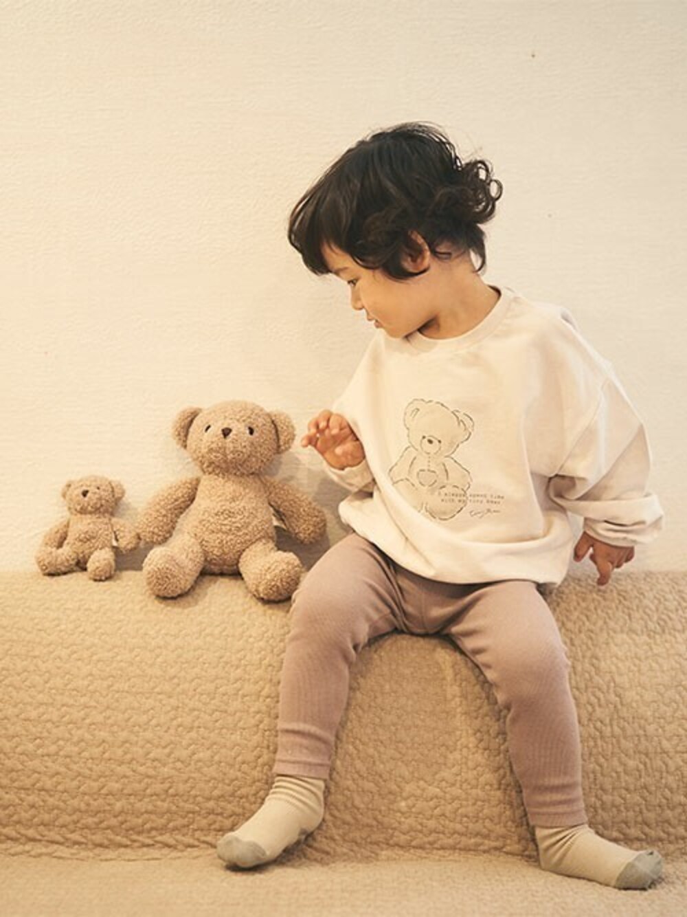 「ベージュ、秋のコーデ、トレーナー、キッズコーデ、くまさん、ゆるコーデ、BEAR、エフオーオンラインストア(F.O.Online Store)、apres les cours、F.O.Online Store」｜「apres les coursのカラバリレギンス/7days Style pants 10分丈（その他パンツ、ブラウン系）」を使った、F.O.OnlineStoreさん（キッズ・90cm）の夏コーディネートの1枚目の写真