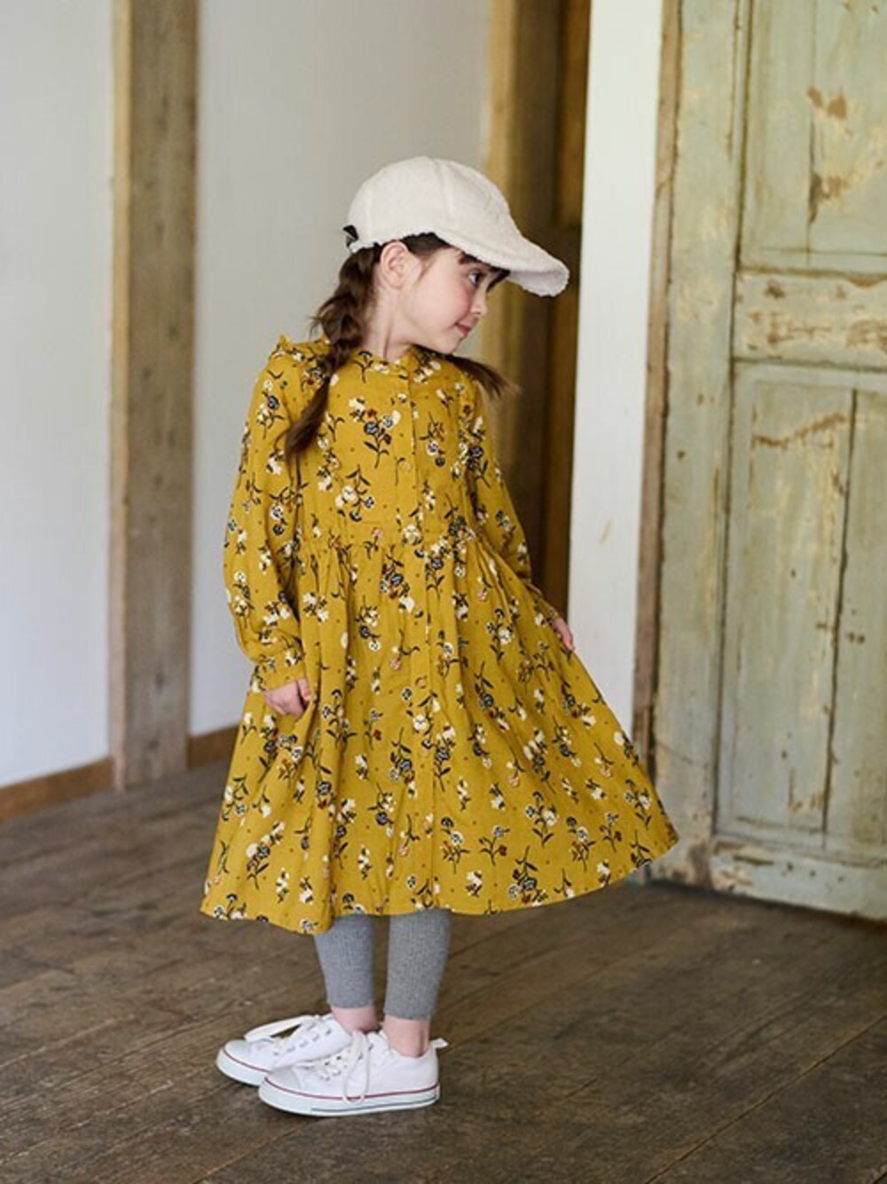 「ワンピース、イエロー、花柄、キッズコーデ、女の子、カジュアルコーデ、BREEZE、秋先取りコーデ、エフオーオンラインストア(F.O.Online Store)、F.O.Online Store」｜「BREEZEの2WAY花柄ワンピース（ワンピース、イエロー系）」を使った、F.O.OnlineStoreさん（キッズ・110cm）の夏コーディネートの1枚目の写真