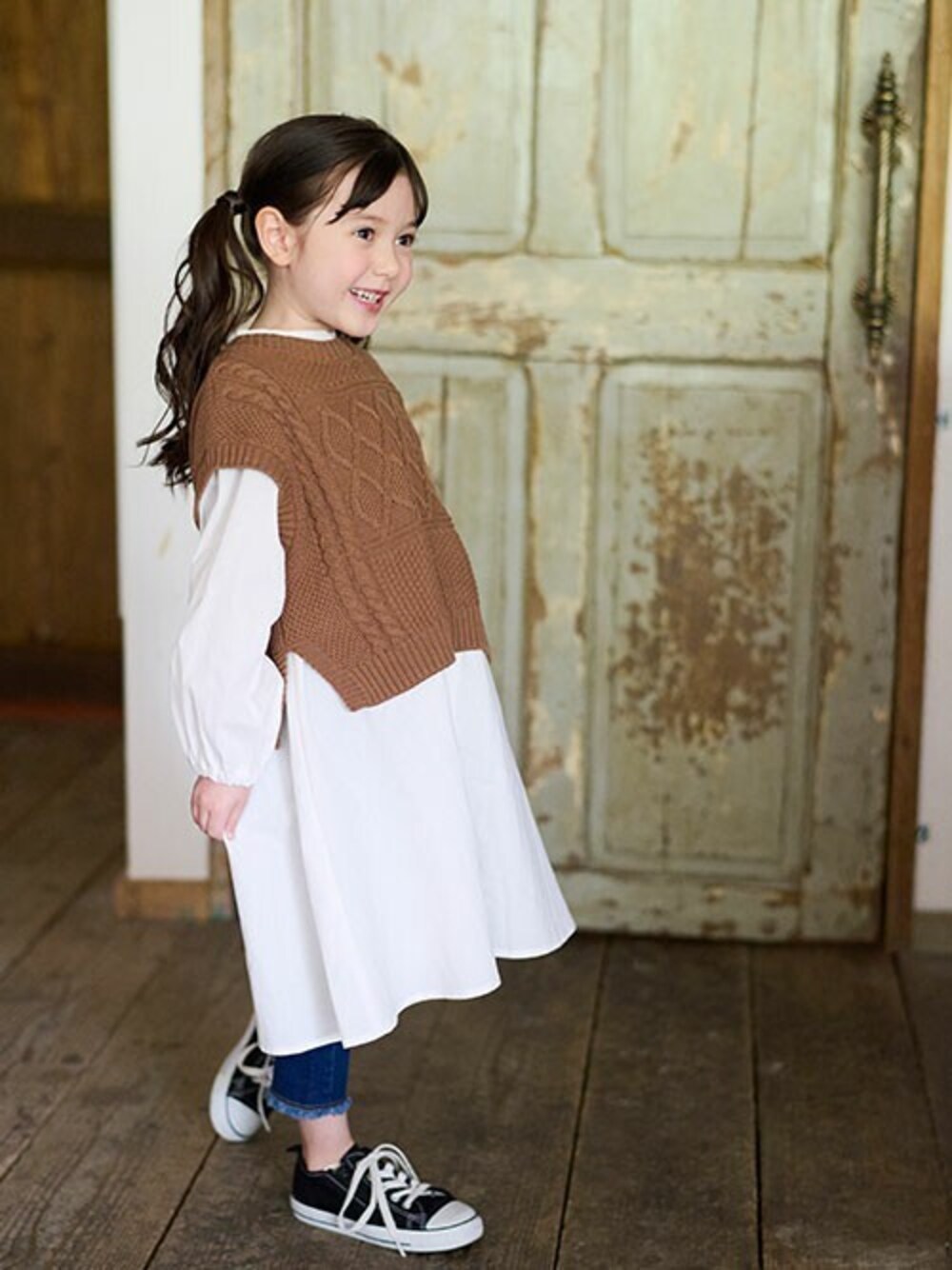 「カジュアル、フリンジ、ニットベスト、シャツワンピ、スキニーデニム、女の子、BREEZE、エフオーオンラインストア(F.O.Online Store)、F.O.Online Store、秋トレンド2021」｜「BREEZEのニットベスト×シャツワンピース2P（ワンピース、ホワイト系）」を使った、F.O.OnlineStoreさん（キッズ・110cm）の秋コーディネートの1枚目の写真