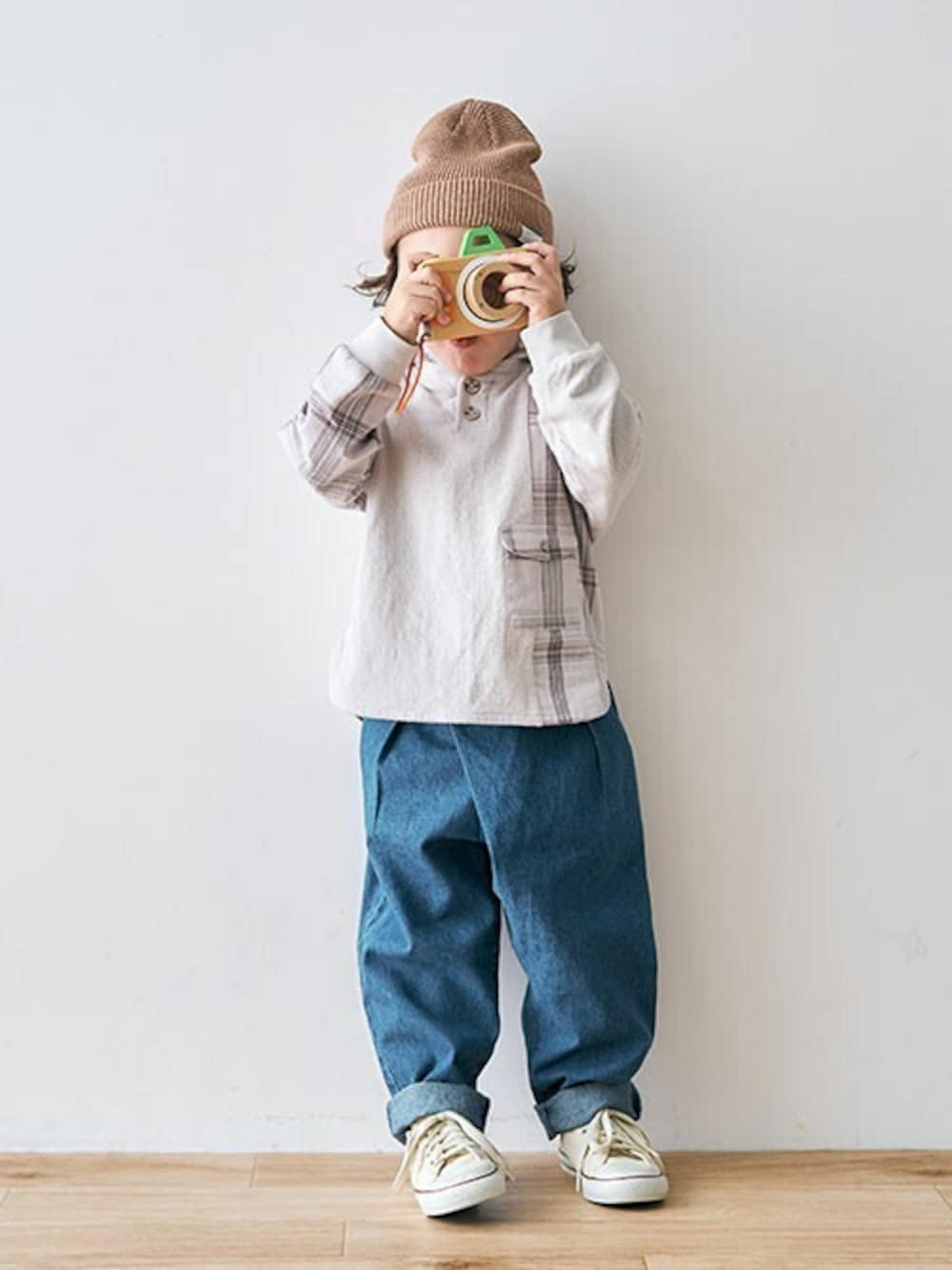 「カジュアル、ニット帽、チェック柄、パッチワーク、キッズコーデ、ゆるコーデ、エフオーオンラインストア(F.O.Online Store)、apres les cours、F.O.Online Store、秋トレンド2021」｜「apres les coursのカラバリニットキャップ（ニットキャップ/ビーニー、イエロー系）」を使った、F.O.OnlineStoreさん（キッズ・110cm）の夏コーディネートの1枚目の写真