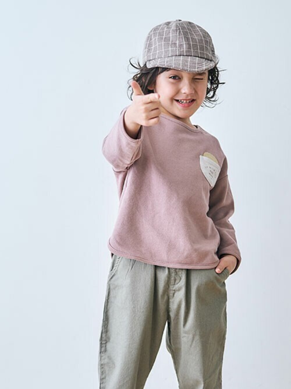 「テーパードパンツ、カジュアル、チェック柄、キッズコーデ、男の子、ゆるコーデ、エフオーオンラインストア(F.O.Online Store)、apres les cours、F.O.Online Store、秋トレンド2021」｜「apres les coursの2柄ベーシックキャップ_UVカット（キャップ、その他）」を使った、F.O.OnlineStoreさん（キッズ・110cm）の秋コーディネートの1枚目の写真