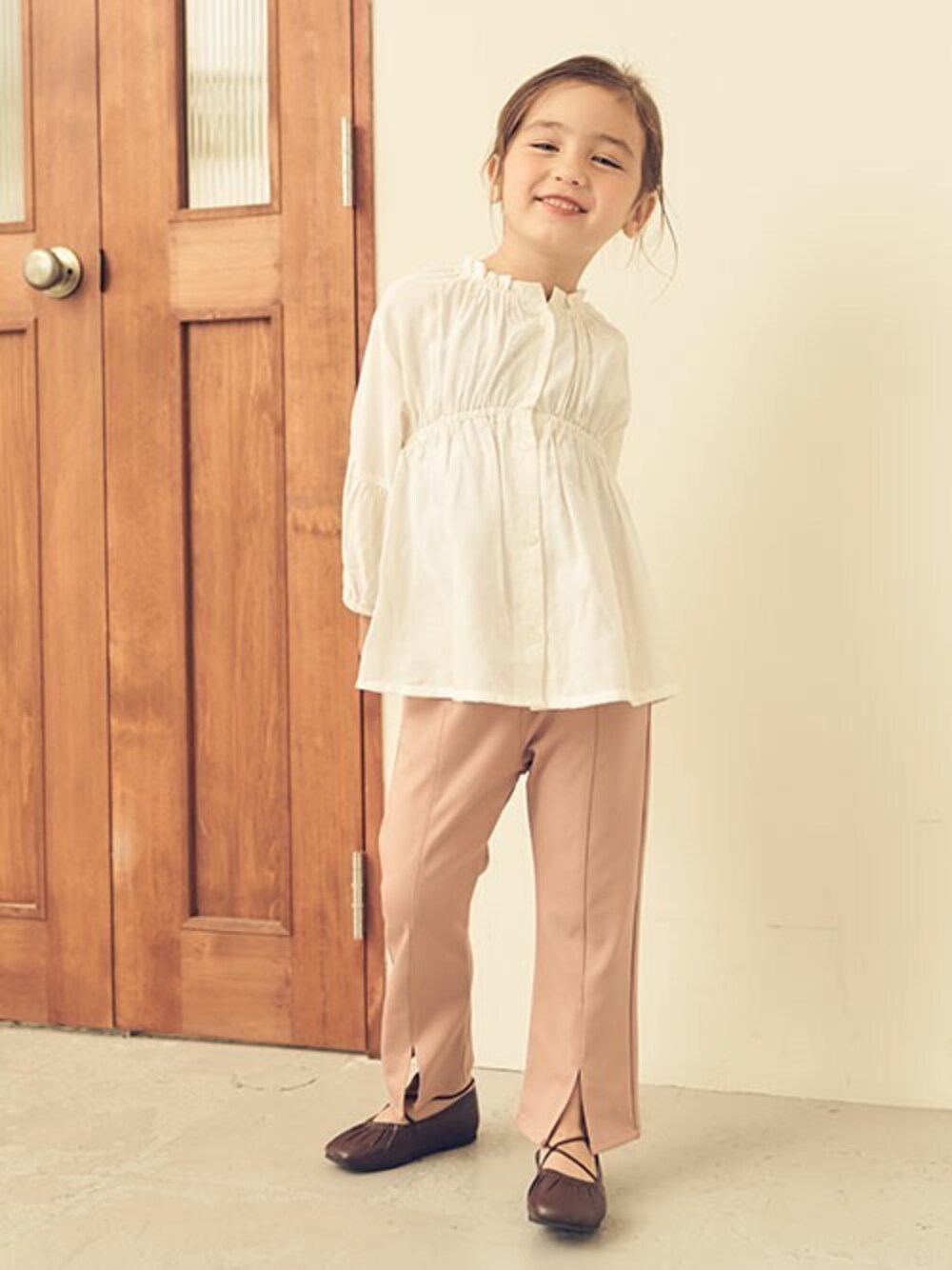「カラーパンツ、キッズコーデ、きれいめカジュアル、センタープレス、女の子、エフオーオンラインストア(F.O.Online Store)、センタープリーツ、apres les cours、F.O.Online Store、秋トレンド2021」｜「apres les coursのギャザーシャツチュニック（チュニック、ホワイト系）」を使った、F.O.OnlineStoreさん（キッズ・110cm）の夏コーディネートの1枚目の写真