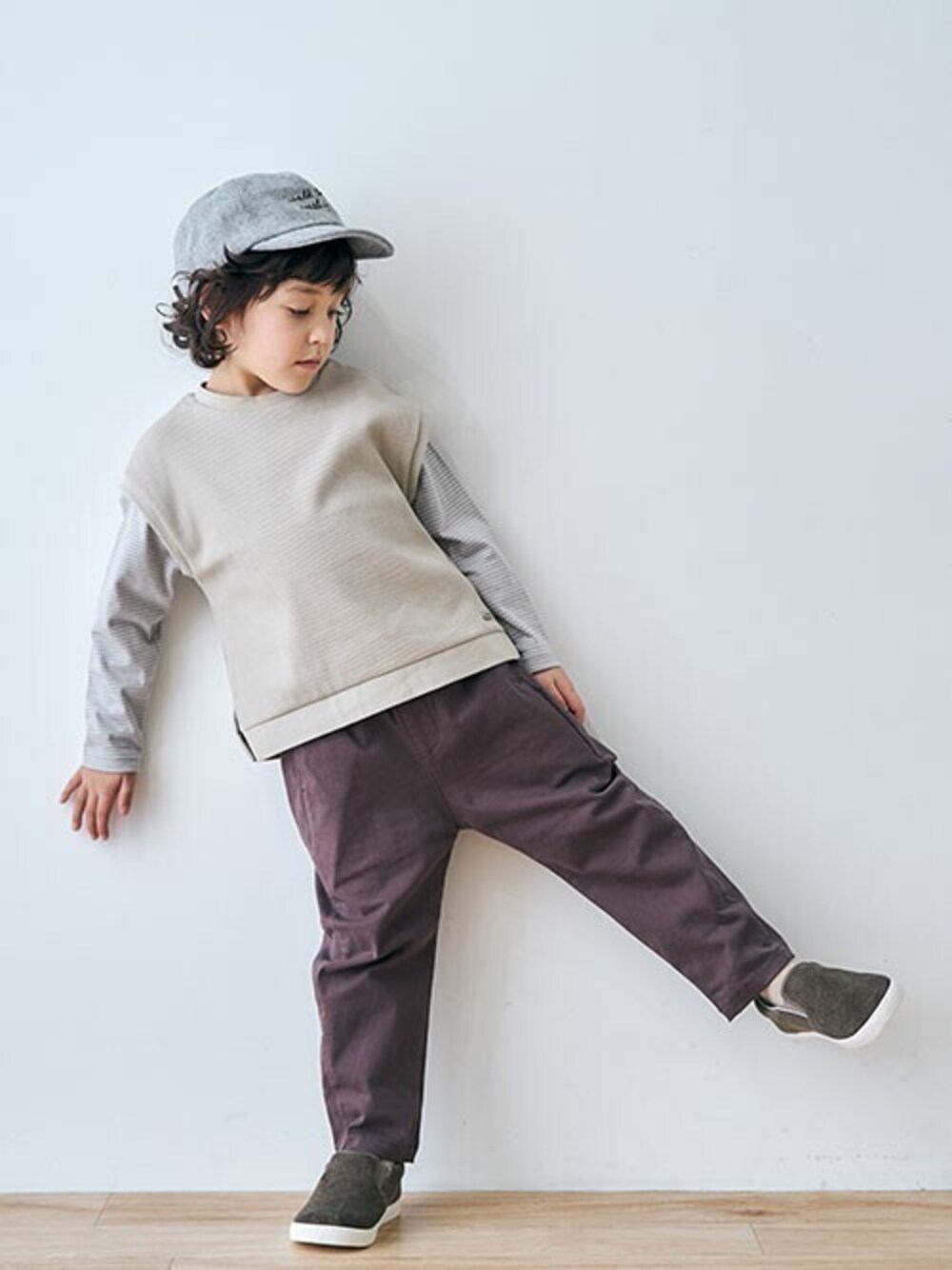 「カジュアル、シンプル、ベスト、ブラウン、キッズコーデ、男の子、秋コーデ、エフオーオンラインストア(F.O.Online Store)、apres les cours、F.O.Online Store」｜「apres les coursの2柄ベーシックキャップ_UVカット（キャップ、グレー系）」を使った、F.O.OnlineStoreさん（キッズ・110cm）の秋コーディネートの1枚目の写真