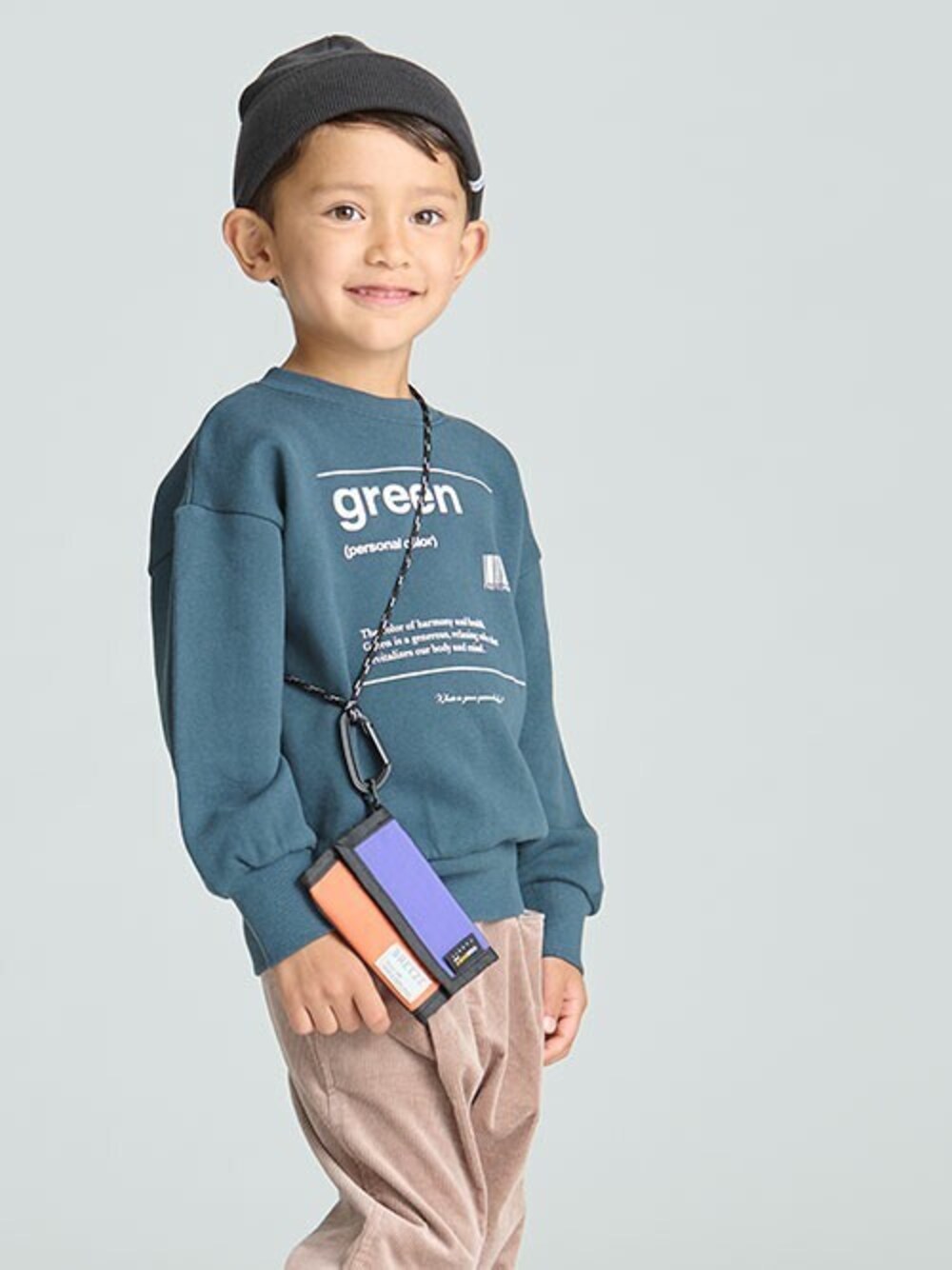 「コーデュロイ、カジュアル、ニット帽、ストリート、トレーナー、キッズコーデ、男の子、BREEZE、エフオーオンラインストア(F.O.Online Store)、F.O.Online Store」｜「BREEZEの2WAYニットキャップ（ニットキャップ/ビーニー、ブラック系）」を使った、F.O.OnlineStoreさん（キッズ・110cm）の秋コーディネートの1枚目の写真
