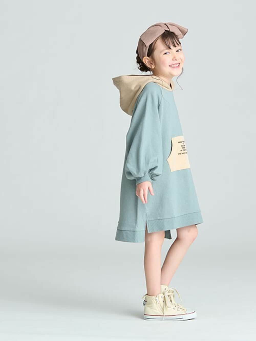 「ワンピース、カジュアル、パーカー、キッズコーデ、女の子、BREEZE、リンクコーデ、秋コーデ、エフオーオンラインストア(F.O.Online Store)、F.O.Online Store」｜「BREEZEのBIGリボンヘアバンド（ヘアバンド、ブラウン系）」を使った、F.O.OnlineStoreさん（キッズ・110cm）の秋コーディネートの1枚目の写真