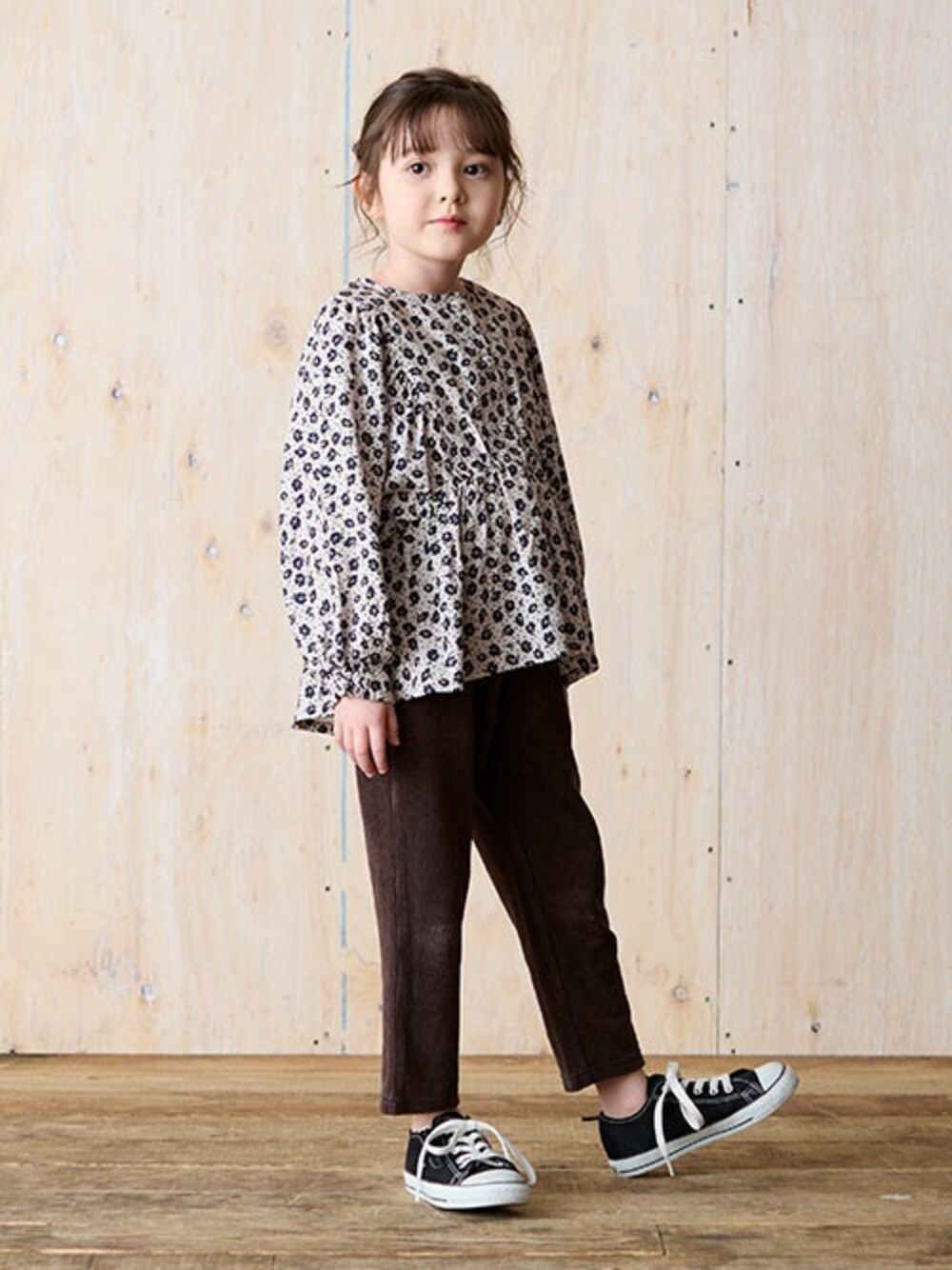 「コーデュロイ、カジュアル、花柄、チュニック、キッズコーデ、女の子、BREEZE、秋コーデ、エフオーオンラインストア(F.O.Online Store)、F.O.Online Store」｜「BREEZEの花柄チュニック（チュニック、ホワイト系）」を使った、F.O.OnlineStoreさん（キッズ・110cm）の秋コーディネートの1枚目の写真