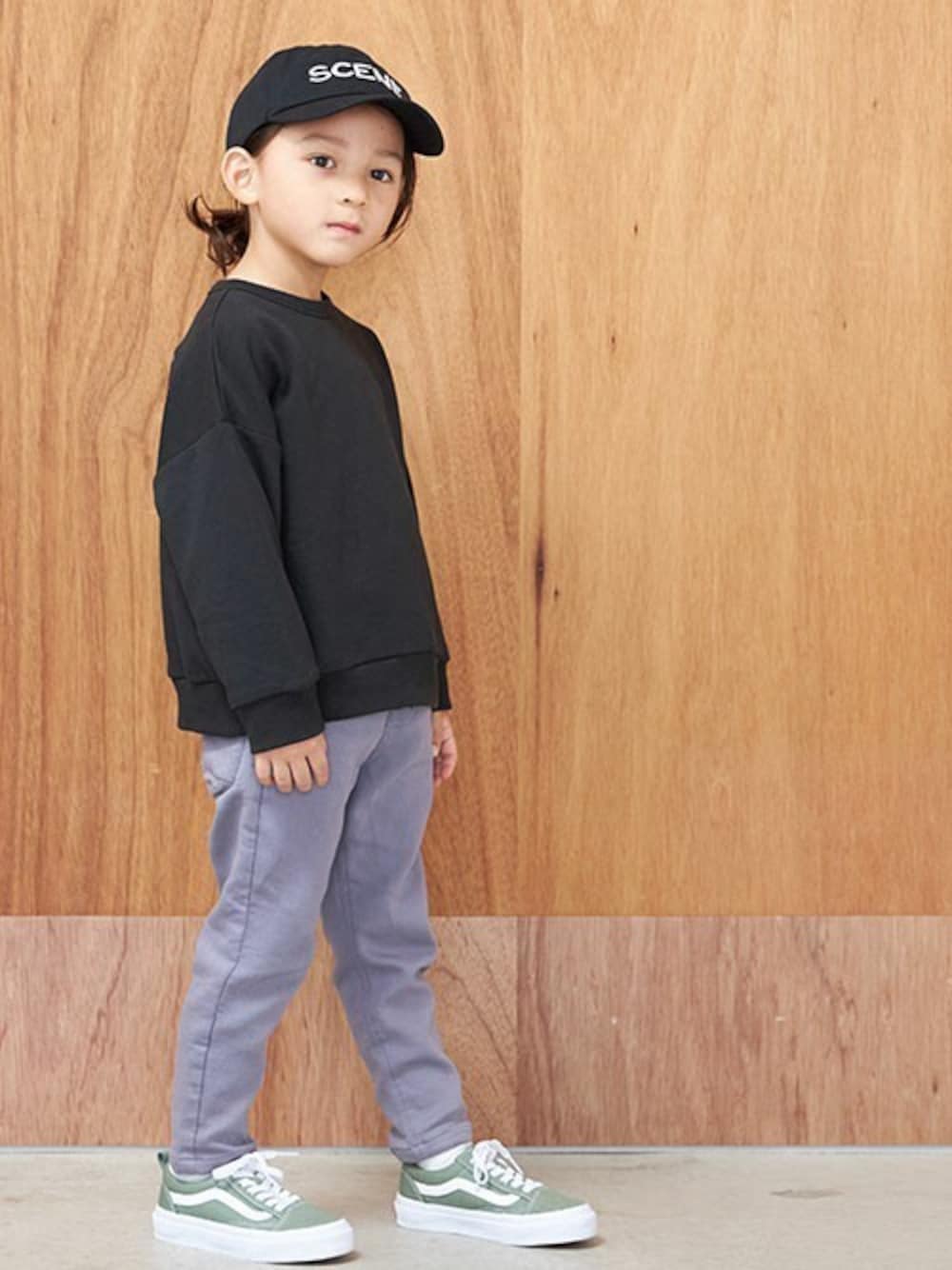 「カジュアル、シンプル、キャップ、キッズコーデ、男の子、バックプリント、BREEZE、秋コーデ、エフオーオンラインストア(F.O.Online Store)、F.O.Online Store」｜「BREEZEのWEB限定 バックプリントトレーナー（スウェット、ブラック系）」を使った、F.O.OnlineStoreさん（キッズ・110cm）の秋コーディネートの1枚目の写真
