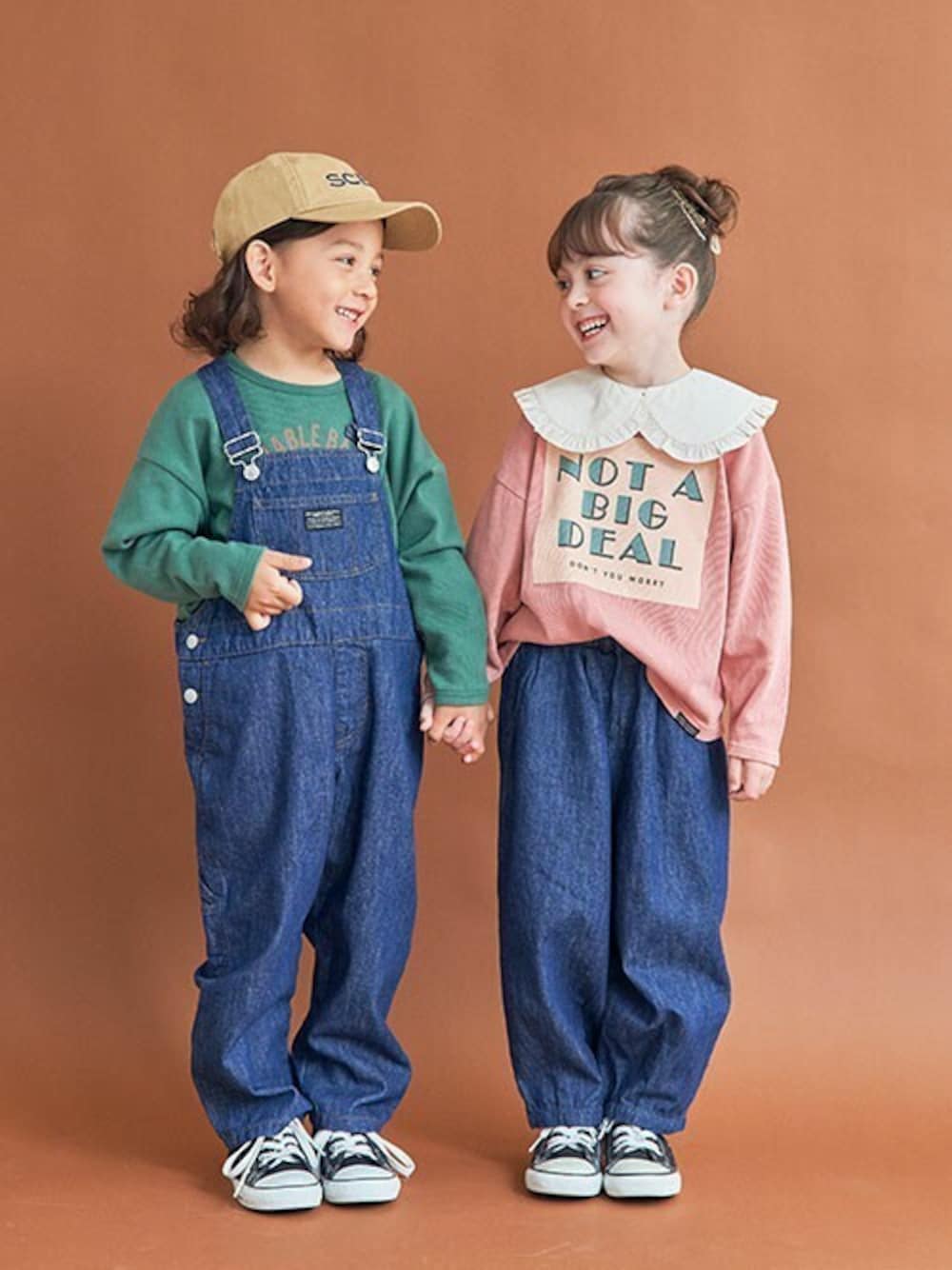 「ビッグシルエット、ロゴT、カジュアル、レトロ、キッズコーデ、つけ襟、BREEZE、リンクコーデ、エフオーオンラインストア(F.O.Online Store)、F.O.Online Store」｜「BREEZEのWEB限定 プリントロンＴ（Tシャツ/カットソー、グリーン系）」を使った、F.O.OnlineStoreさん（キッズ・110cm）の秋コーディネートの1枚目の写真