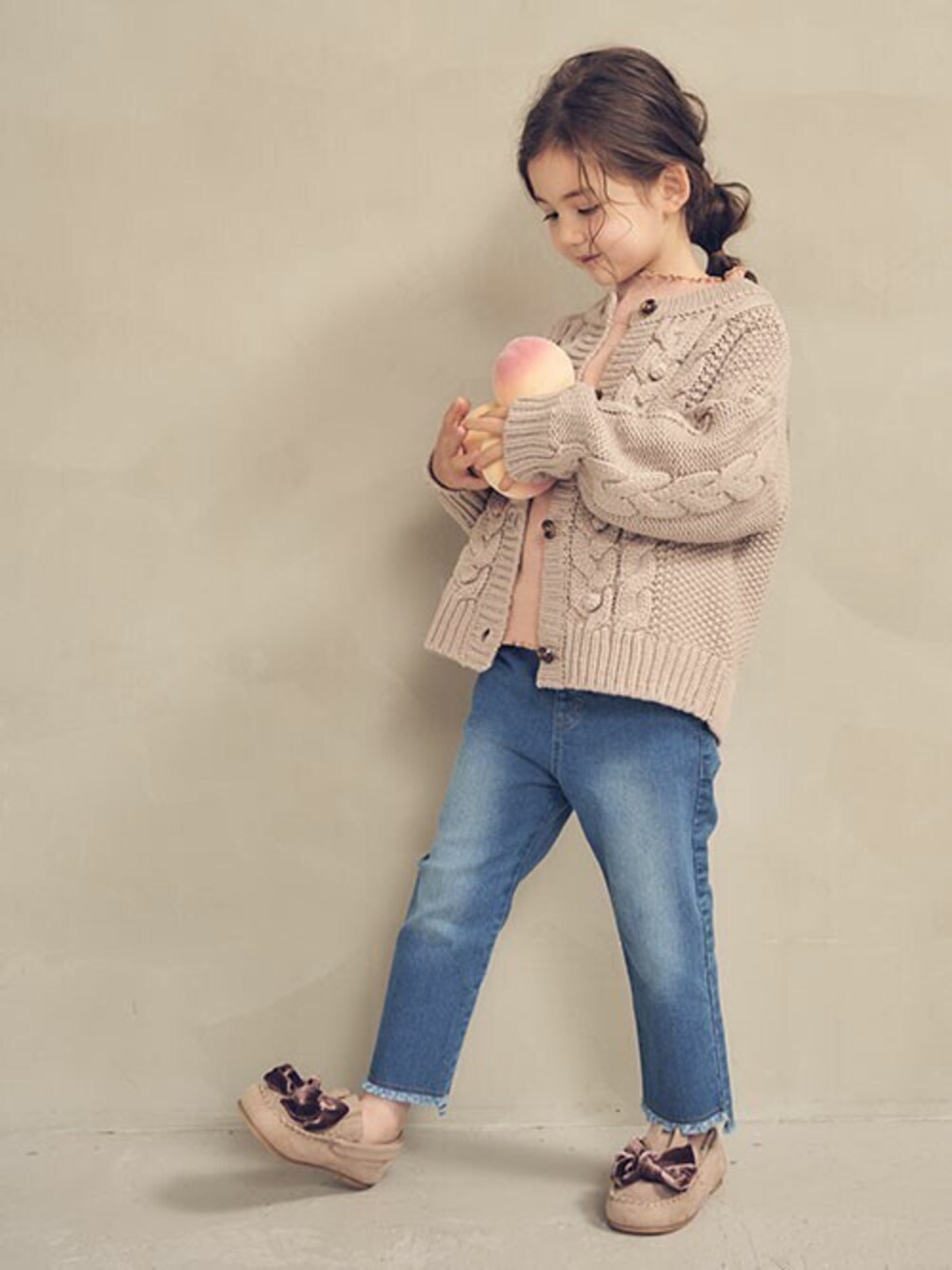 「カーディガン、カジュアル、フリンジ、モカシン、キッズコーデ、女の子、秋コーデ、エフオーオンラインストア(F.O.Online Store)、apres les cours、F.O.Online Store」｜「apres les coursのざっくりニットカーディガン（カーディガン/ボレロ、ベージュ系）」を使った、F.O.OnlineStoreさん（キッズ・110cm）の秋コーディネートの1枚目の写真