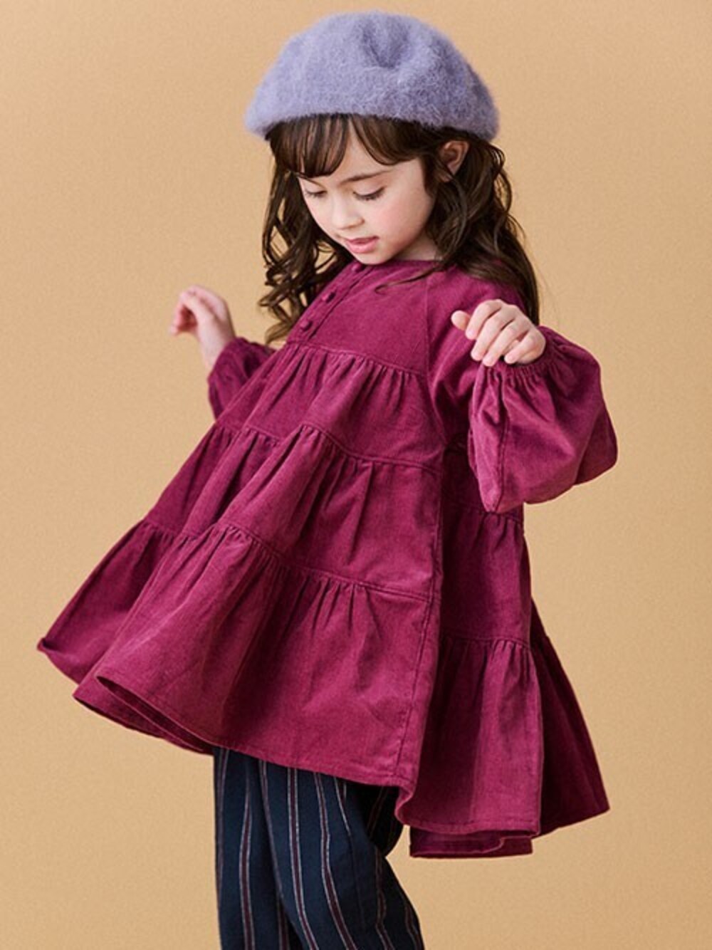 「コーデュロイ、ベレー帽、秋のコーデ、キッズコーデ、おでかけ、女の子、BREEZE、ティアード、エフオーオンラインストア(F.O.Online Store)、F.O.Online Store」｜「BREEZEのコーデュロイティアードチュニック（チュニック、ピンク系）」を使った、F.O.OnlineStoreさん（キッズ・110cm）の秋コーディネートの1枚目の写真