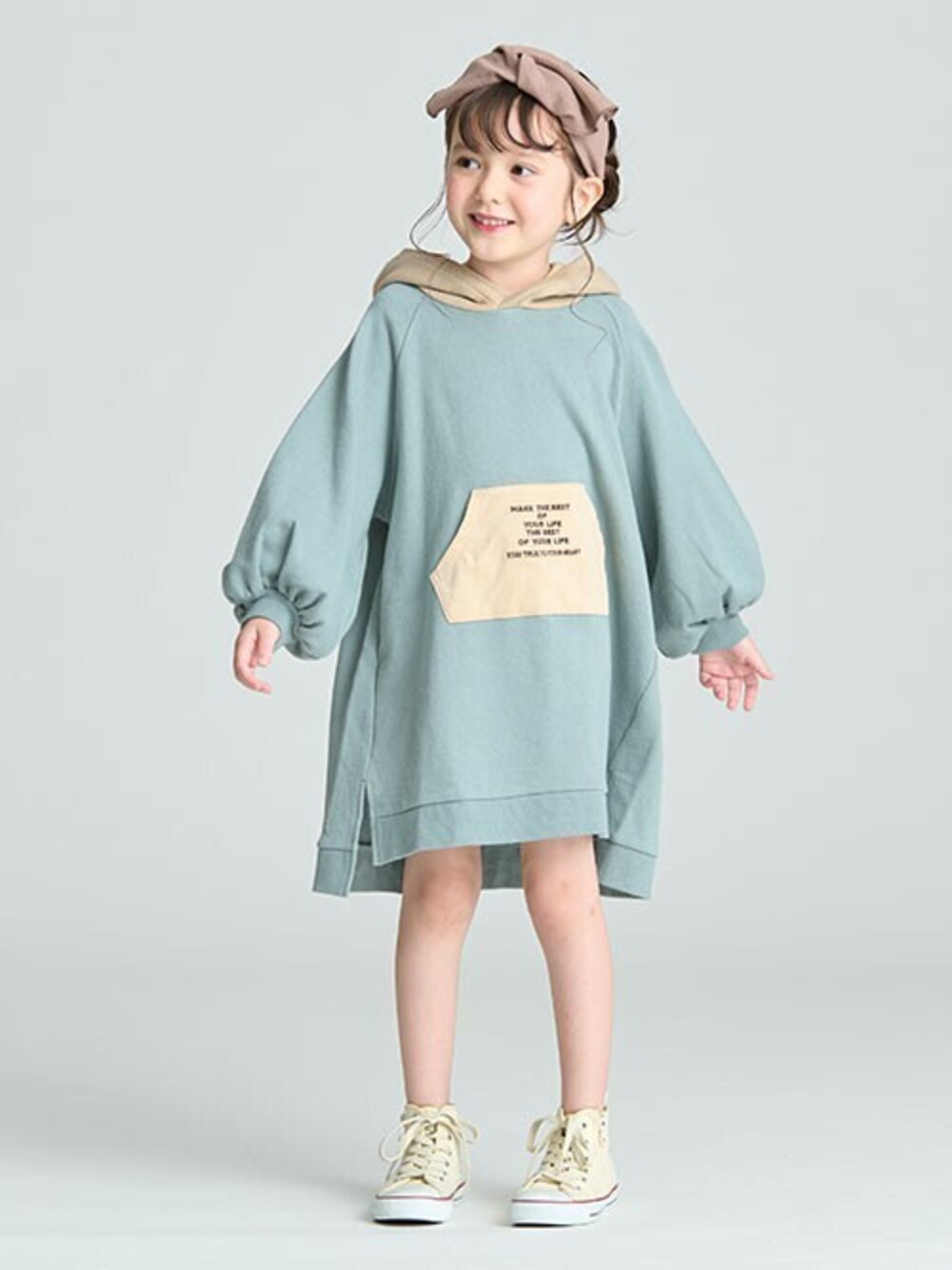 「ワンピース、カジュアル、パーカー、キッズコーデ、女の子、ゆるコーデ、BREEZE、秋コーデ、エフオーオンラインストア(F.O.Online Store)、F.O.Online Store」｜「BREEZEのBIGリボンヘアバンド（ヘアバンド、ブラウン系）」を使った、F.O.OnlineStoreさん（キッズ・110cm）の秋コーディネートの1枚目の写真