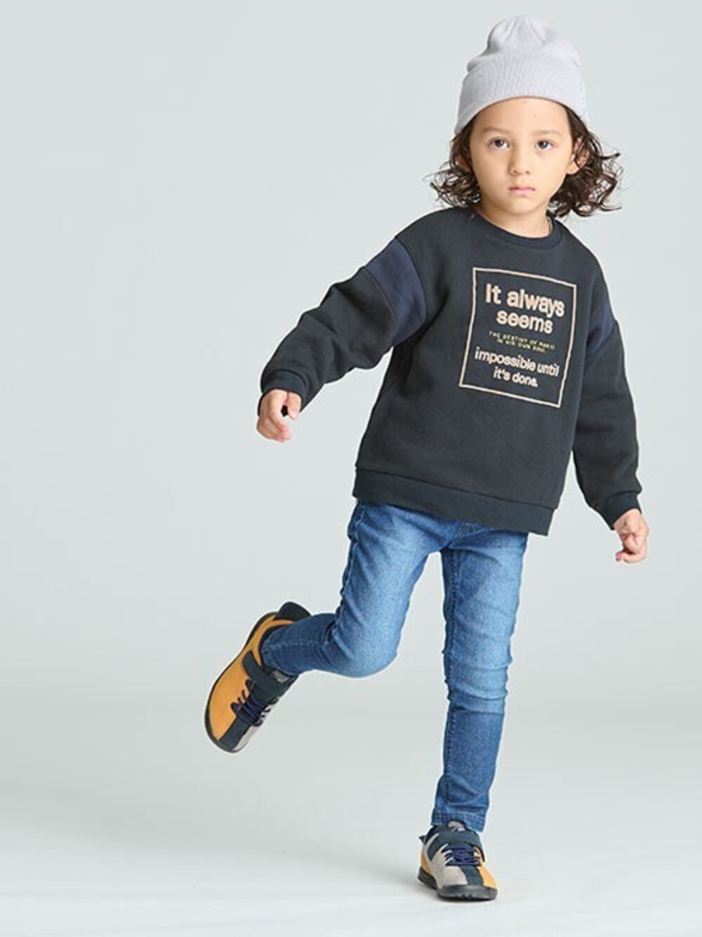 「カジュアル、ニット帽、トレーナー、キッズコーデ、男の子、スキニーデニム、BREEZE、秋コーデ、エフオーオンラインストア(F.O.Online Store)、F.O.Online Store」｜「BREEZEの2WAYニットキャップ（ニットキャップ/ビーニー、グレー系）」を使った、F.O.OnlineStoreさん（キッズ・110cm）の秋コーディネートの1枚目の写真