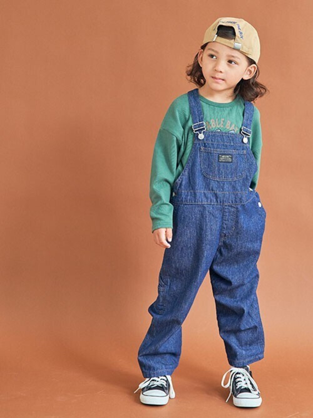 「カジュアル、キャップ、オーバーオール、ロンT、キッズコーデ、男の子、BREEZE、秋コーデ、エフオーオンラインストア(F.O.Online Store)、F.O.Online Store」｜「BREEZEのWEB限定 プリントロンＴ（Tシャツ/カットソー、グリーン系）」を使った、F.O.OnlineStoreさん（キッズ・110cm）の秋コーディネートの1枚目の写真