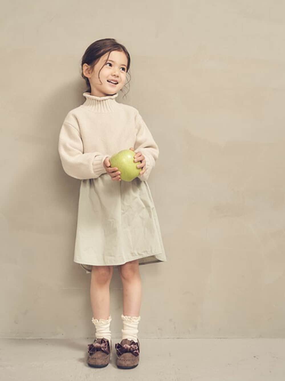 「ワンピース、カジュアル、ニットワンピ、モカシン、キッズコーデ、女の子、秋コーデ、エフオーオンラインストア(F.O.Online Store)、apres les cours、F.O.Online Store」｜「apres les coursのもちもちニットSETワンピース（ワンピース、ホワイト系）」を使った、F.O.OnlineStoreさん（キッズ・110cm）の秋コーディネートの1枚目の写真