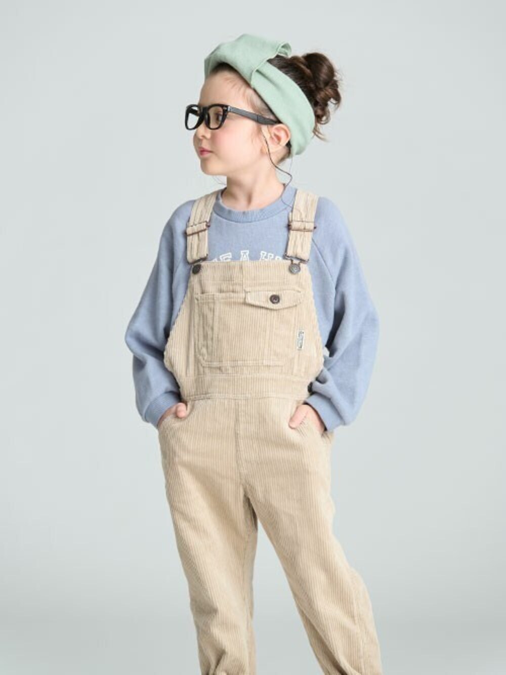 「コーデュロイ、カジュアル、シンプル、サロペット、キッズコーデ、女の子、BREEZE、秋コーデ、エフオーオンラインストア(F.O.Online Store)、F.O.Online Store」｜「BREEZEのBIGリボンヘアバンド（ヘアバンド、グリーン系）」を使った、F.O.OnlineStoreさん（キッズ・110cm）の秋コーディネートの1枚目の写真