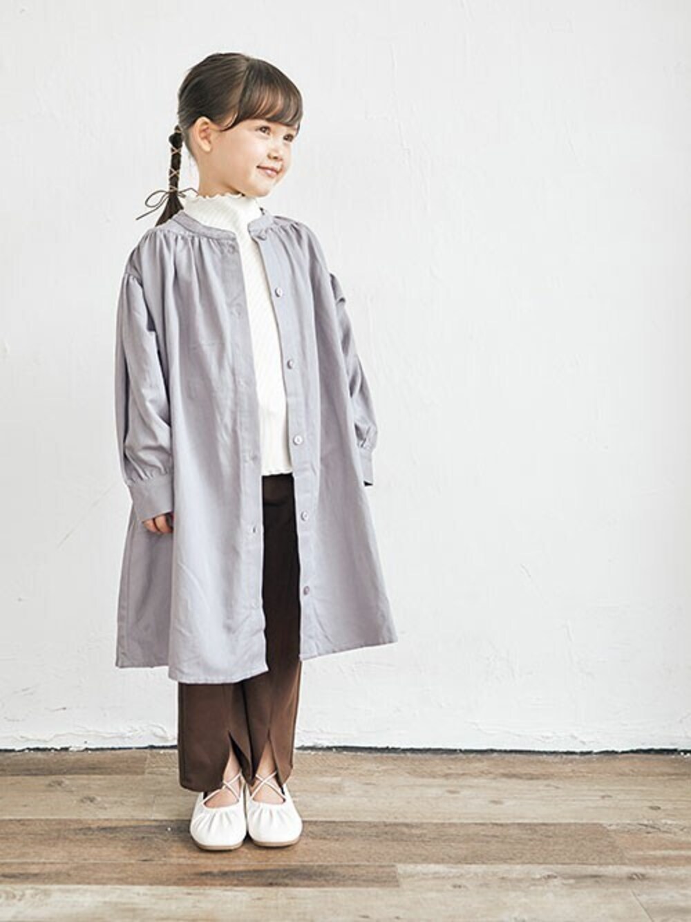 「カジュアル、シンプル、リボン、シャツワンピ、キッズコーデ、女の子、秋コーデ、エフオーオンラインストア(F.O.Online Store)、apres les cours、F.O.Online Store」｜「apres les coursのバックリボンシャツワンピース（ワンピース、ブルー系）」を使った、F.O.OnlineStoreさん（キッズ・110cm）の秋コーディネートの1枚目の写真