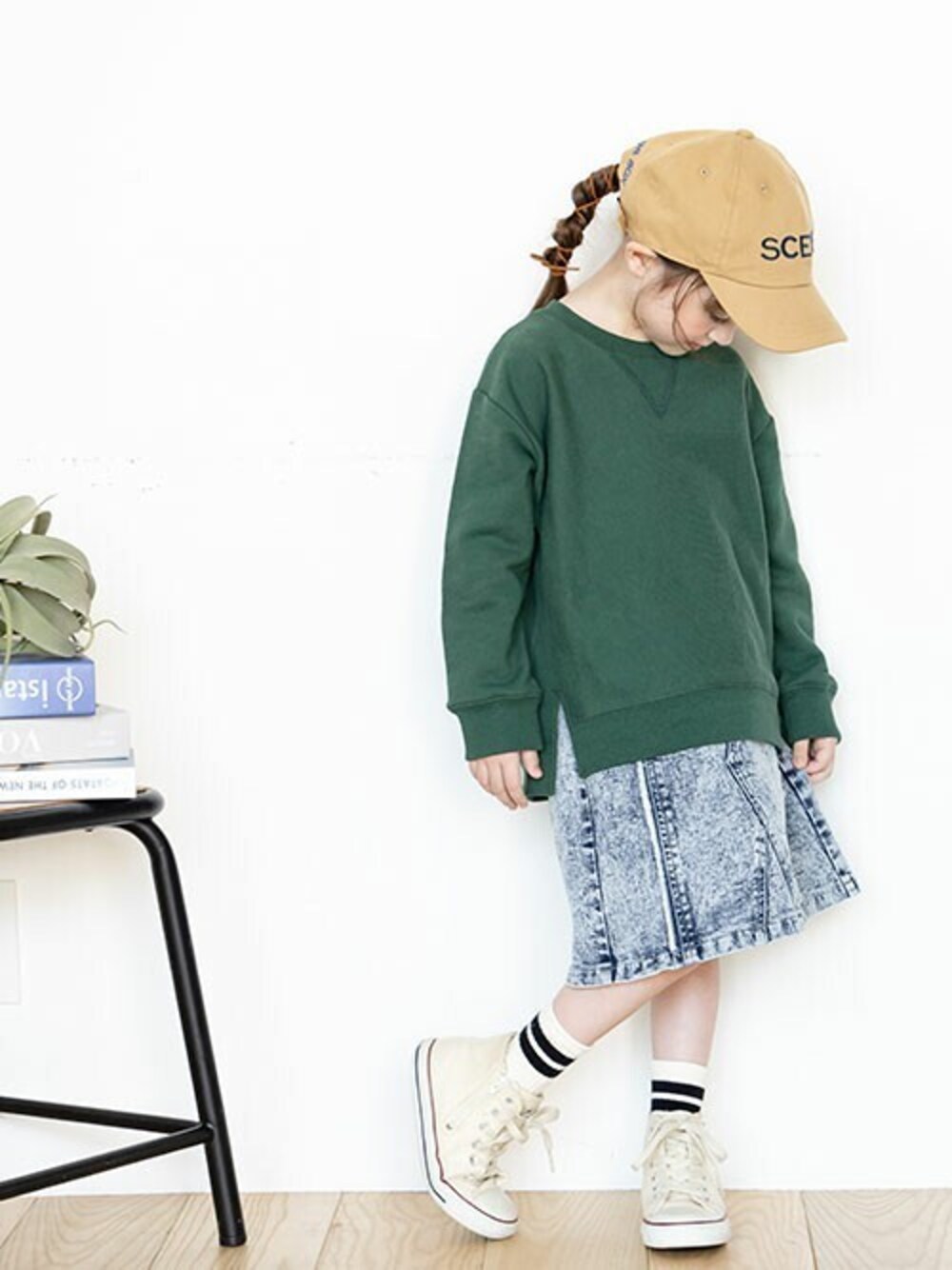 「シンプル、グリーン、アメカジ、トレーナー、デニムスカート、キッズコーデ、女の子、BREEZE、F.O.Online Store(F.O.Online Store)、エフオーオンラインストア(F.O.Online Store)」｜「BREEZEのWEB限定 ガゼットトレーナー（スウェット、グリーン系）」を使った、F.O.OnlineStoreさん（キッズ・110cm）の秋コーディネートの1枚目の写真