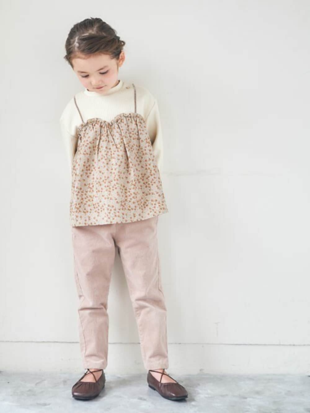 「コーデュロイ、カジュアル、花柄、キッズコーデ、女の子、秋コーデ、エフオーオンラインストア(F.O.Online Store)、apres les cours、F.O.Online Store」｜「apres les coursのお花柄ドッキングトップス（Tシャツ/カットソー、ベージュ系）」を使った、F.O.OnlineStoreさん（キッズ・110cm）の秋コーディネートの1枚目の写真