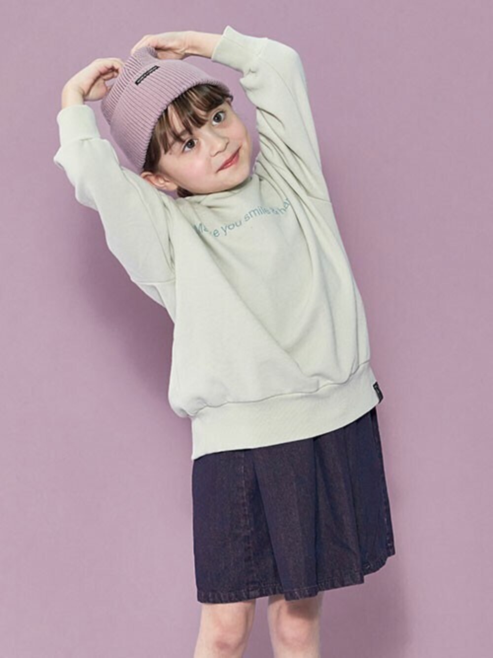 「スカート、カジュアル、ニット帽、パーカー、秋のコーデ、キッズコーデ、女の子、BREEZE、エフオーオンラインストア(F.O.Online Store)、F.O.Online Store」｜「BREEZEのWEB限定 プリントフーディー（パーカー、ホワイト系）」を使った、F.O.OnlineStoreさん（キッズ・110cm）の秋コーディネートの1枚目の写真