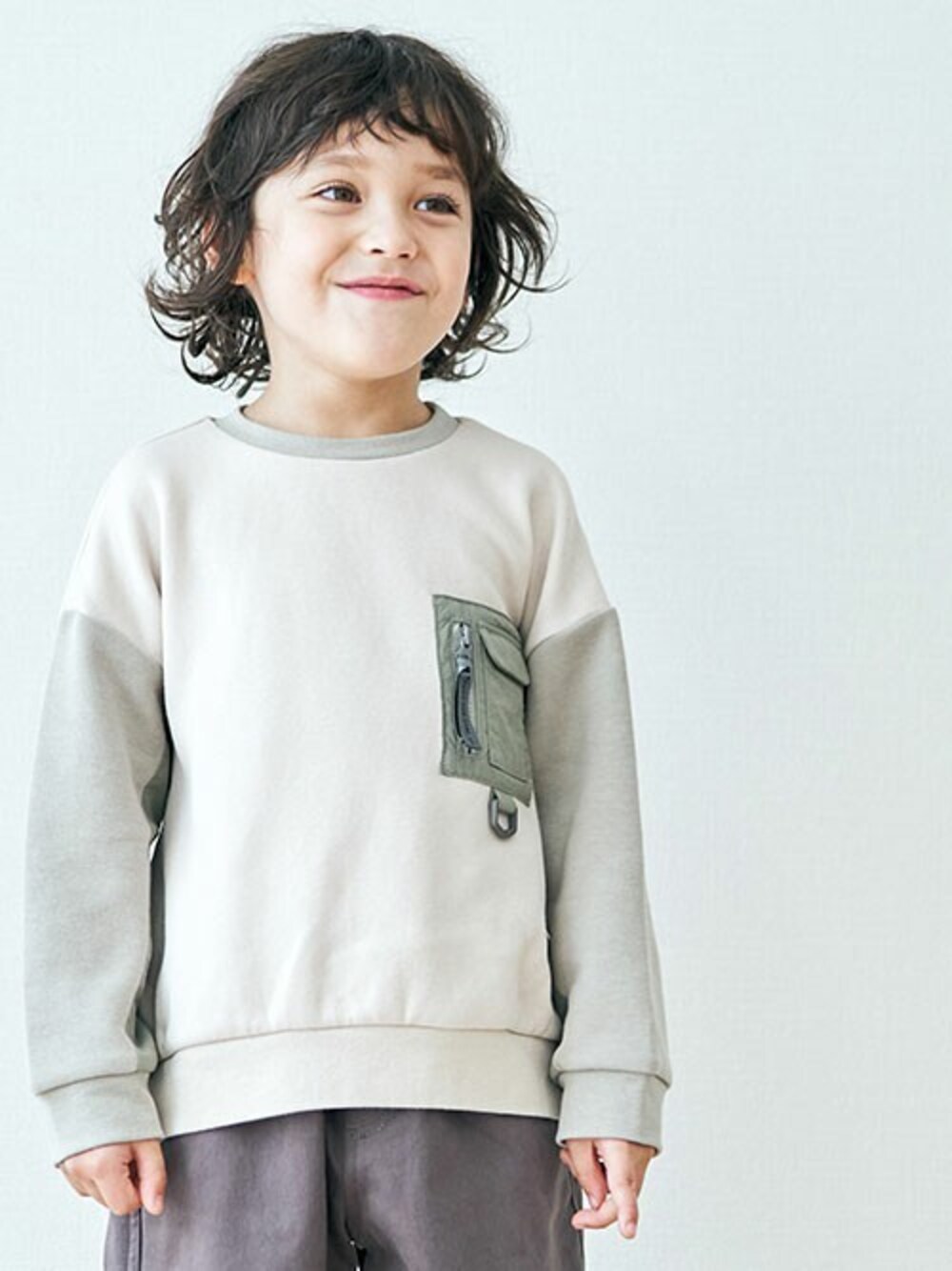 「カジュアル、シンプル、秋のコーデ、トレーナー、キッズコーデ、男の子、淡色コーデ、エフオーオンラインストア(F.O.Online Store)、apres les cours、F.O.Online Store」｜「apres les coursのMA-1ポケットトレーナー（スウェット、ベージュ系）」を使った、F.O.OnlineStoreさん（キッズ・110cm）の秋コーディネートの1枚目の写真