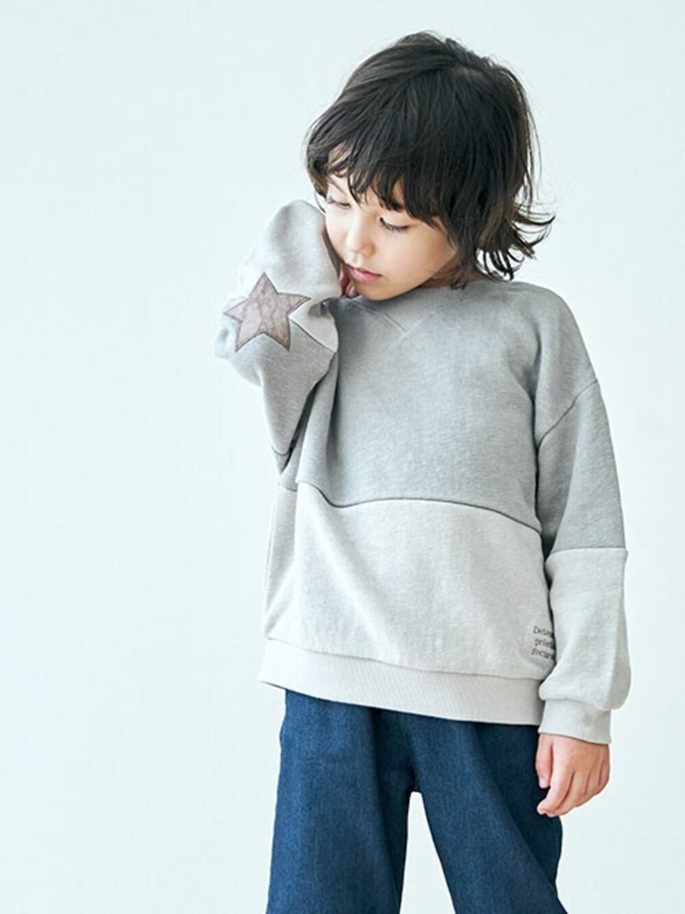 「デニム、カジュアル、トレーナー、キッズコーデ、秋服、ゆるコーデ、秋コーデ、エフオーオンラインストア(F.O.Online Store)、apres les cours、F.O.Online Store」｜「apres les coursの裏微起毛デニム/7days Style pants 10分丈（その他パンツ、ブルー系）」を使った、F.O.OnlineStoreさん（キッズ・110cm）の秋コーディネートの1枚目の写真
