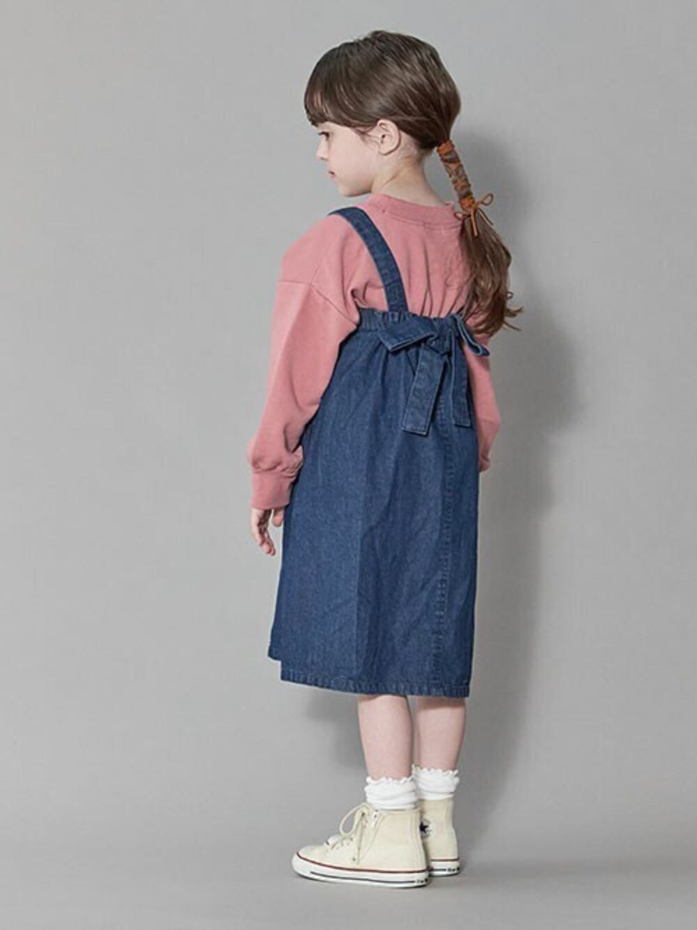 「スウェット、カジュアル、トレーナー、リボン、ジャンパースカート、キッズコーデ、女の子、BREEZE、エフオーオンラインストア(F.O.Online Store)、F.O.Online Store」｜「BREEZEのWEB限定 ギャザートレーナー（スウェット、ピンク系）」を使った、F.O.OnlineStoreさん（キッズ・110cm）の秋コーディネートの1枚目の写真