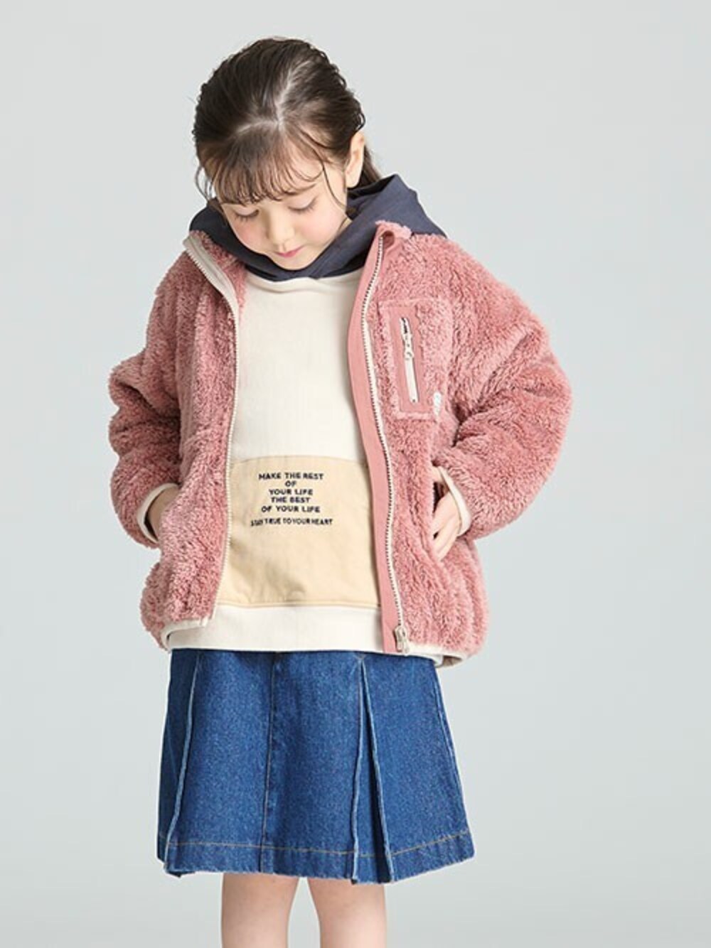 「アウター、スカート、カジュアル、パーカー、キッズコーデ、女の子、BREEZE、秋冬コーデ、エフオーオンラインストア(F.O.Online Store)、F.O.Online Store」｜「BREEZEのファーフリースジャケット（その他アウター、ピンク系）」を使った、F.O.OnlineStoreさん（キッズ・110cm）の秋コーディネートの1枚目の写真