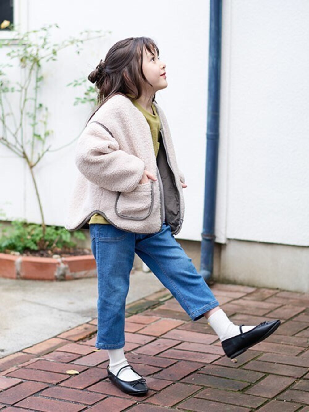 「アウター、カジュアル、ボア、リバーシブル、キッズコーデ、女の子、BREEZE、秋冬コーデ、エフオーオンラインストア(F.O.Online Store)、F.O.Online Store」｜「BREEZEの中綿キルト×ボアリバーシブルブルゾン（ブルゾン、ホワイト系）」を使った、F.O.OnlineStoreさん（キッズ・110cm）の秋コーディネートの1枚目の写真