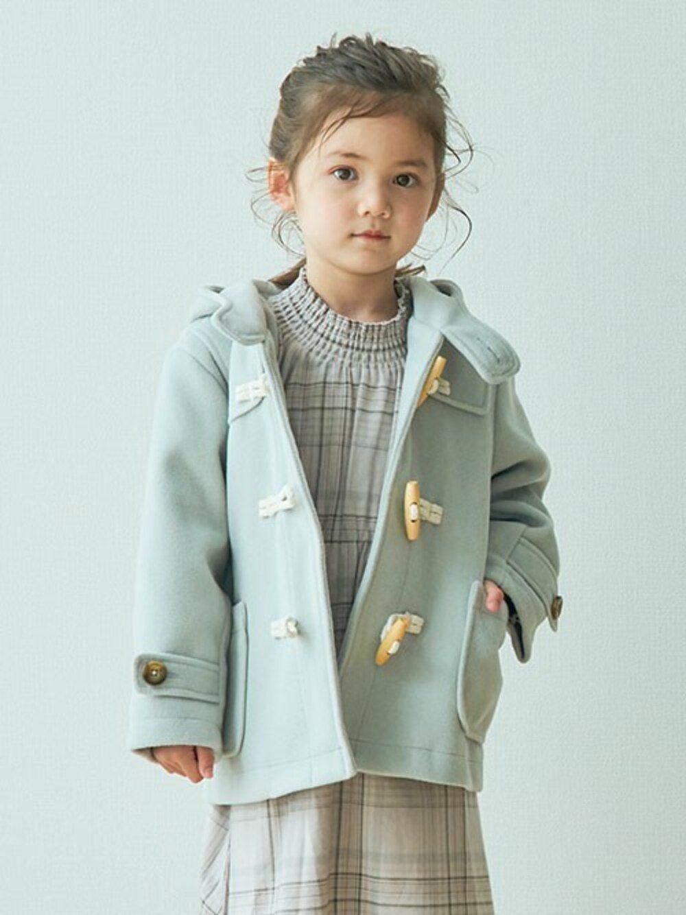 「ワンピース、ダッフルコート、ミントグリーン、キッズコーデ、女の子、リンクコーデ、秋冬コーデ、エフオーオンラインストア(F.O.Online Store)、apres les cours、F.O.Online Store」｜「apres les coursのダッフルコート（ダッフルコート、グリーン系）」を使った、F.O.OnlineStoreさん（キッズ・110cm）の秋コーディネートの1枚目の写真