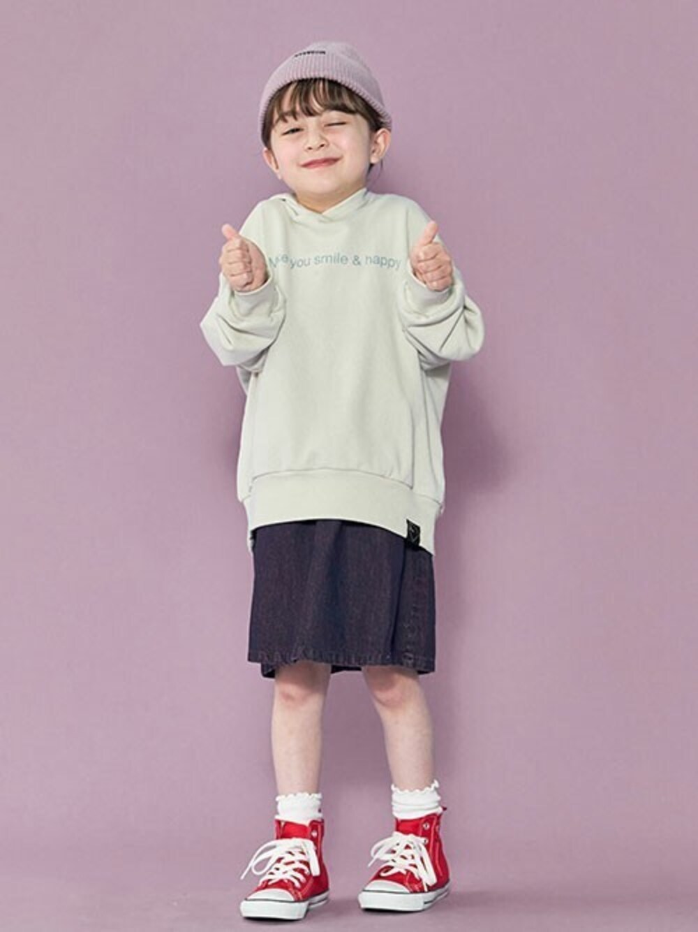 「カジュアル、シンプル、パーカー、ジャンスカ、キッズコーデ、女の子、BREEZE、秋コーデ、エフオーオンラインストア(F.O.Online Store)、F.O.Online Store」｜「BREEZEのWEB限定 プリントフーディー（パーカー、ホワイト系）」を使った、F.O.OnlineStoreさん（キッズ・110cm）の秋コーディネートの1枚目の写真