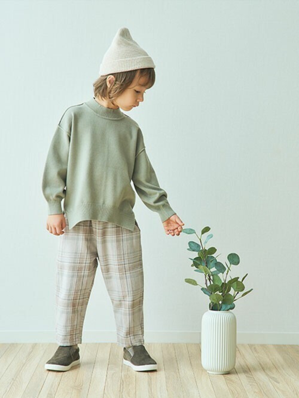 「チェック、ニット、シンプル、キッズコーデ、男の子、淡色コーデ、秋コーデ、エフオーオンラインストア(F.O.Online Store)、apres les cours、F.O.Online Store」｜「apres les coursのスウェットライクニット_ウォッシャブル（ニット/セーター、グリーン系）」を使った、F.O.OnlineStoreさん（キッズ・110cm）の秋コーディネートの1枚目の写真