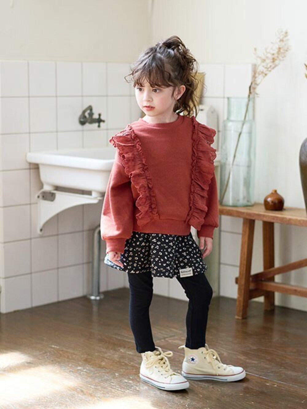 「カジュアル、トレーナー、フリル、キッズコーデ、ビタミンカラー、女の子、BREEZE、秋冬コーデ、エフオーオンラインストア(F.O.Online Store)、F.O.Online Store」｜「BREEZEのあったかフリルトレーナー_裏起毛（スウェット、オレンジ系）」を使った、F.O.OnlineStoreさん（キッズ・110cm）の秋コーディネートの1枚目の写真