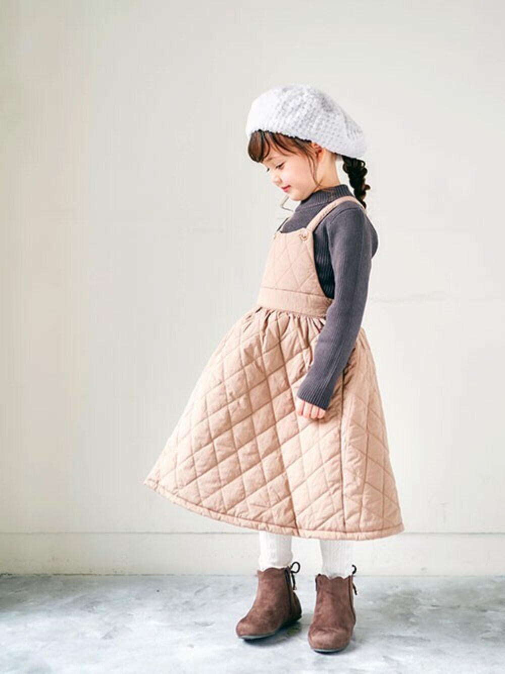 「カジュアル、シンプル、キルティング、ジャンスカ、キッズコーデ、おでかけ、女の子、エフオーオンラインストア(F.O.Online Store)、apres les cours、F.O.Online Store」｜「apres les coursのリブニット（ニット/セーター、グレー系）」を使った、F.O.OnlineStoreさん（キッズ・110cm）の秋コーディネートの1枚目の写真