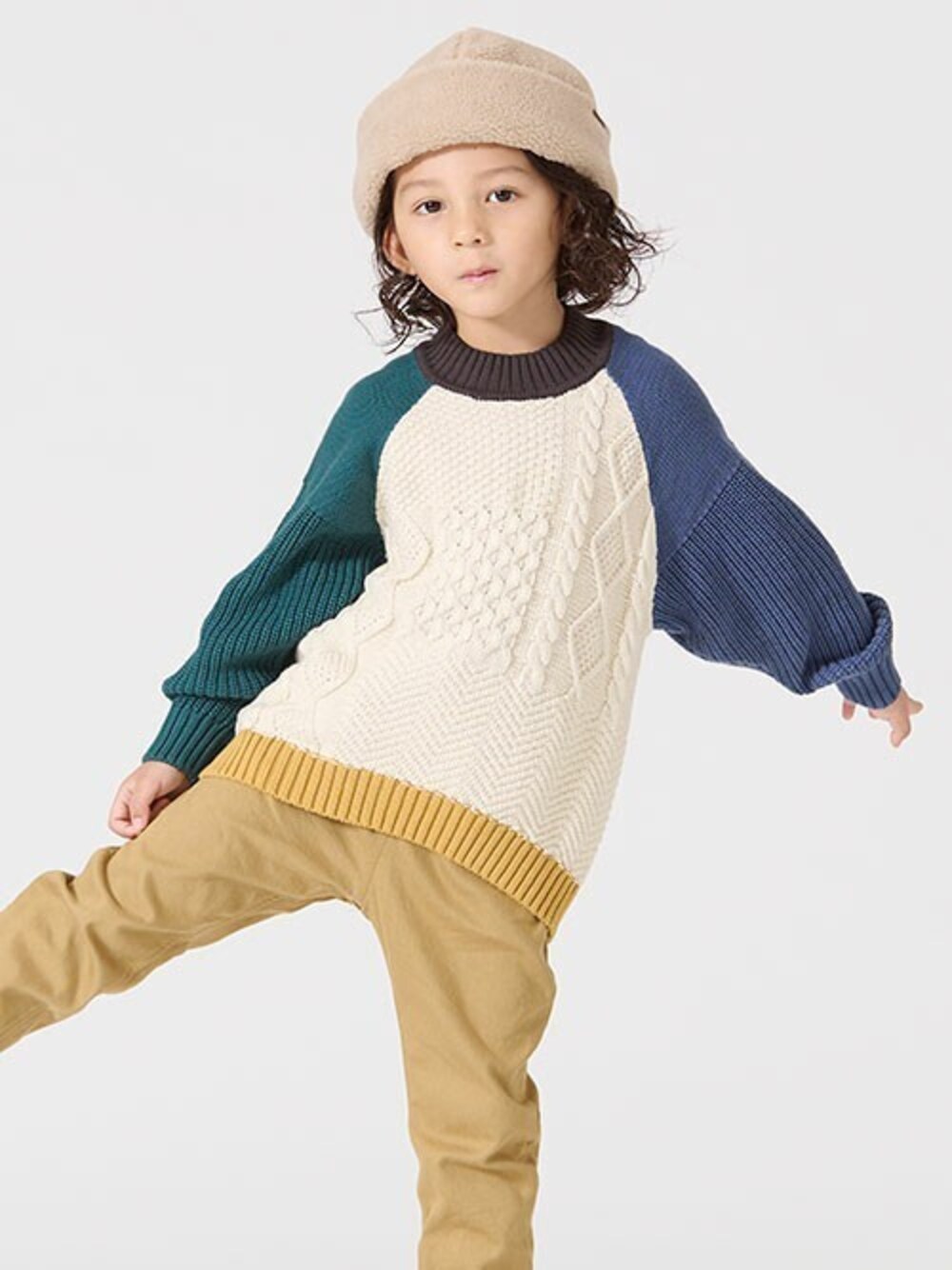 「ニット、カジュアル、シンプル、キッズコーデ、男の子、ゆるコーデ、BREEZE、秋冬コーデ、エフオーオンラインストア(F.O.Online Store)、F.O.Online Store」｜「BREEZEのボアワッチキャップ（キャップ、ベージュ系）」を使った、F.O.OnlineStoreさん（キッズ・110cm）の秋コーディネートの1枚目の写真