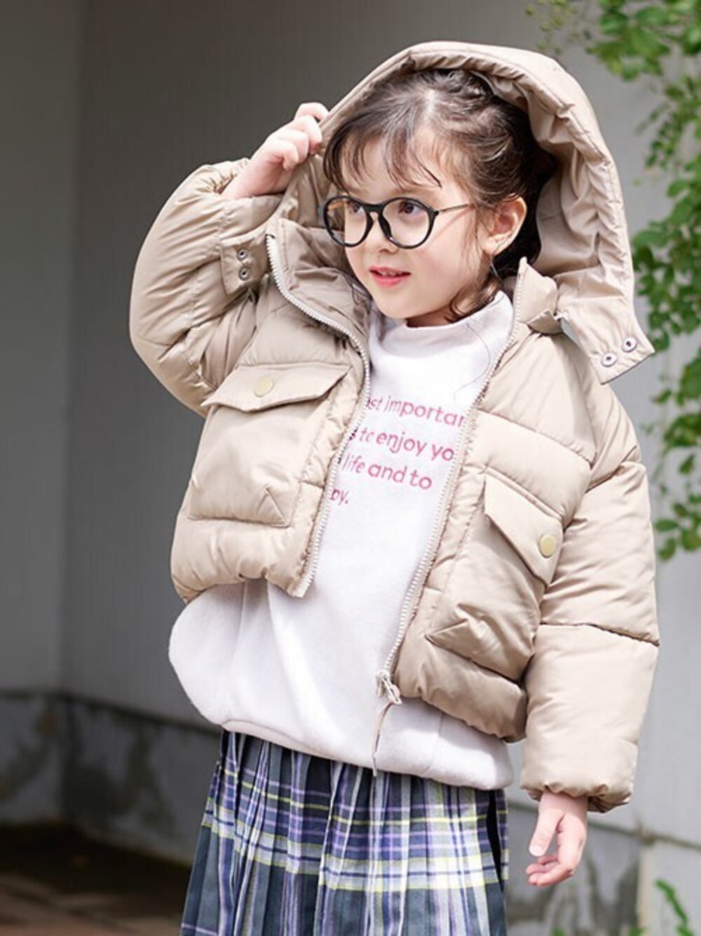「アウター、ダウンジャケット、カジュアル、ベージュ、キッズコーデ、女の子、BREEZE、秋冬コーデ、エフオーオンラインストア(F.O.Online Store)、F.O.Online Store」｜「BREEZEのファイバーダウンジャケット（ダウンジャケット/コート、ベージュ系）」を使った、F.O.OnlineStoreさん（キッズ・110cm）の秋コーディネートの1枚目の写真