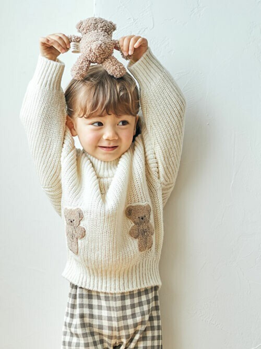 「チェック、ニット、ベージュ、キッズコーデ、くまさん、秋冬コーデ、エフオーオンラインストア(F.O.Online Store)、apres les cours、F.O.Online Store、tiny bear」｜「apres les coursのtiny bear アップリケニット（ニット/セーター、ベージュ系）」を使った、F.O.OnlineStoreさん（キッズ・90cm）の秋コーディネートの1枚目の写真