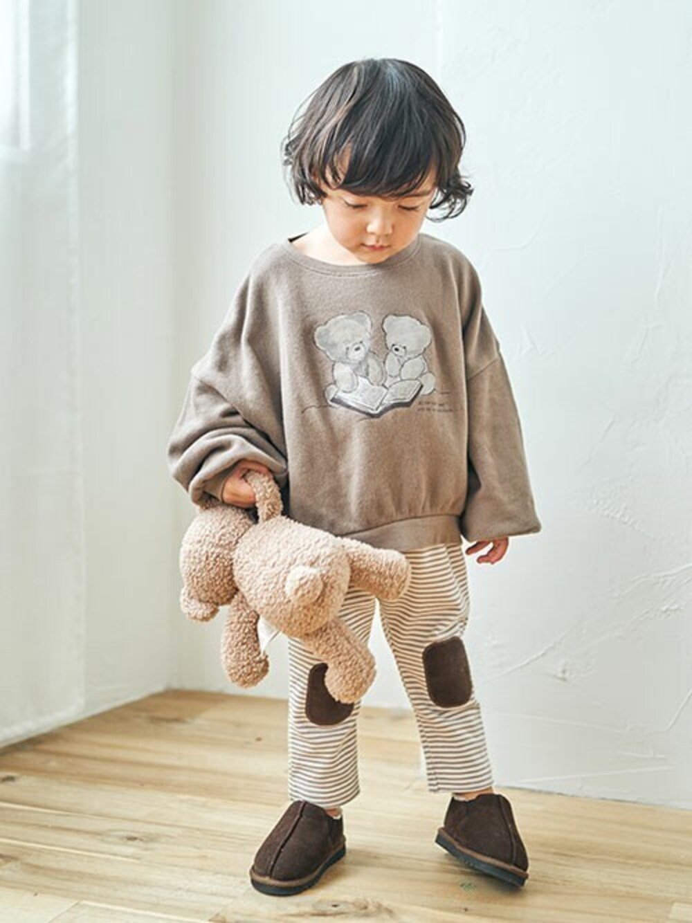 「ボーダー、トレーナー、ブラウン、くまさん、ゆるコーデ、秋冬コーデ、エフオーオンラインストア(F.O.Online Store)、apres les cours、F.O.Online Store、tiny bear」｜「apres les coursのtiny bear 3柄トレーナー（スウェット、ブラウン系）」を使った、F.O.OnlineStoreさん（キッズ・90cm）の秋コーディネートの1枚目の写真