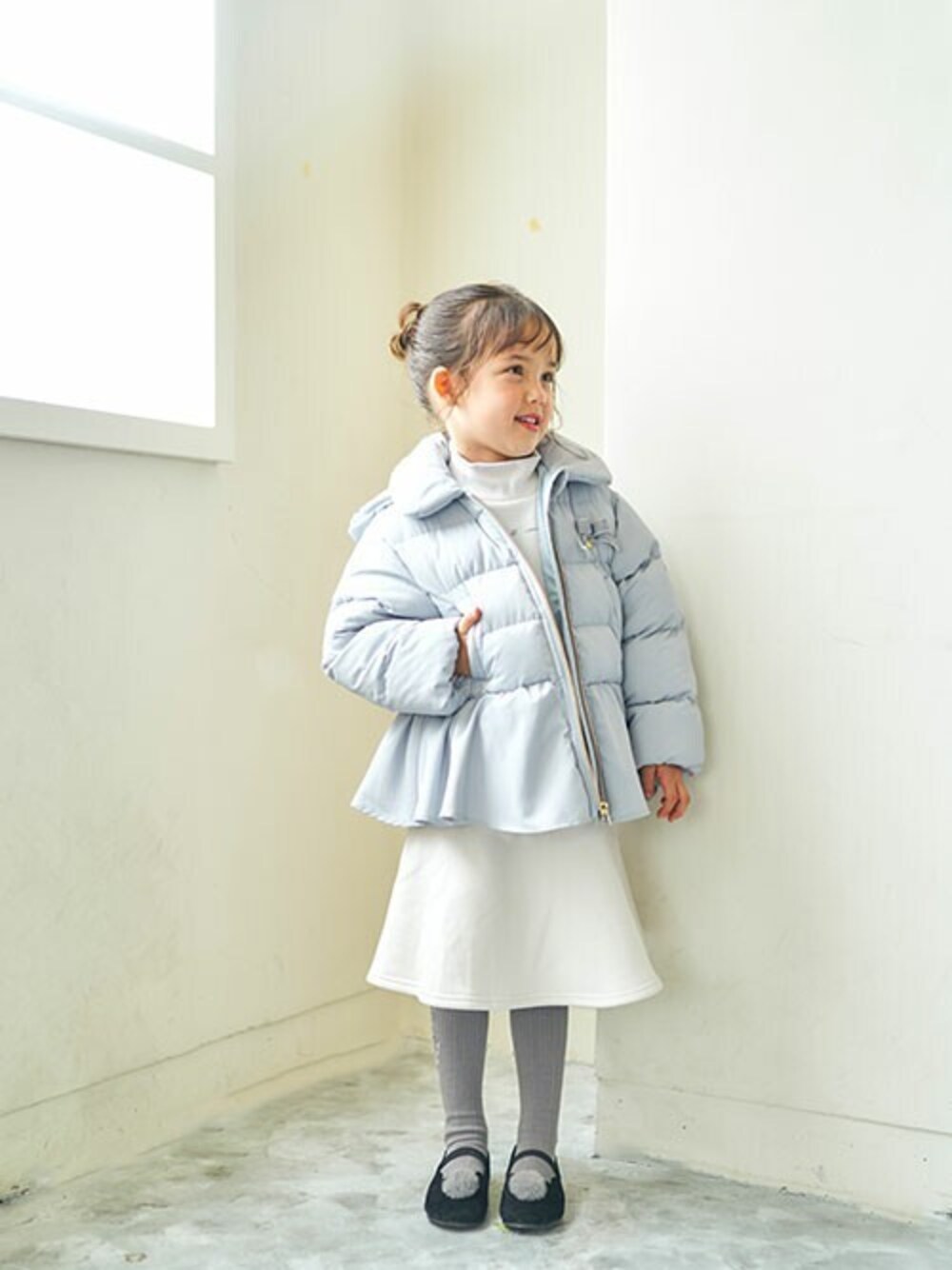 「ワンピース、ダウンジャケット、キッズコーデ、パステルカラー、きれいめカジュアル、女の子、秋冬コーデ、エフオーオンラインストア(F.O.Online Store)、apres les cours、F.O.Online Store」｜「apres les coursのペプラムリボン中綿アウター（ダウンジャケット/コート、ブルー系）」を使った、F.O.OnlineStoreさん（キッズ・110cm）の秋コーディネートの1枚目の写真