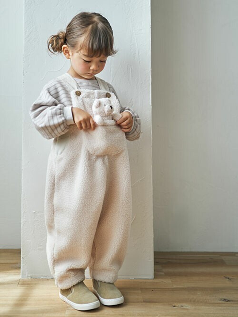 「カジュアル、ホワイト、サロペット、もこもこ、キッズコーデ、秋冬コーデ、エフオーオンラインストア(F.O.Online Store)、apres les cours、F.O.Online Store、tiny bear」｜「apres les coursのtiny bear 3柄トレーナー（スウェット、その他）」を使った、F.O.OnlineStoreさん（キッズ・90cm）の秋コーディネートの1枚目の写真