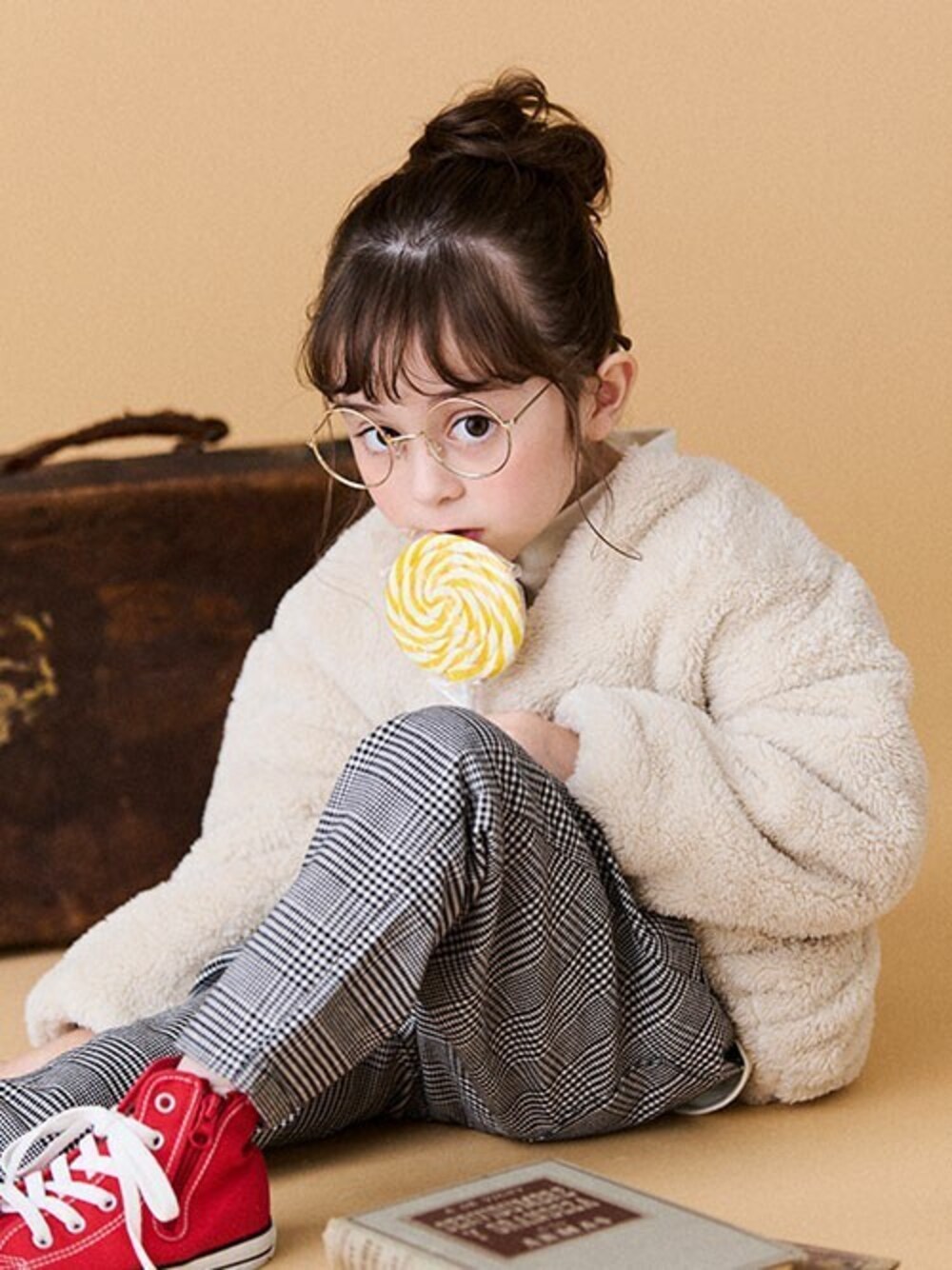 「チェック、ブルゾン、カジュアル、もこもこ、キッズコーデ、女の子、BREEZE、秋冬コーデ、エフオーオンラインストア(F.O.Online Store)、F.O.Online Store」｜「BREEZEのWEB限定 シェフパンツ（その他パンツ、グレー系）」を使った、F.O.OnlineStoreさん（キッズ・110cm）の秋コーディネートの1枚目の写真