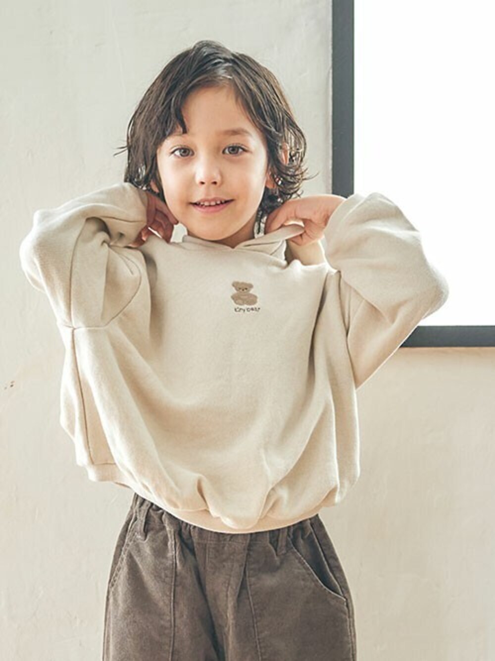 「コーデュロイ、カジュアル、シンプル、パーカー、キッズコーデ、ゆるコーデ、エフオーオンラインストア(F.O.Online Store)、apres les cours、F.O.Online Store、tiny bear」｜「apres les coursのtiny bear 耳つき裏毛パーカー（パーカー、ホワイト系）」を使った、F.O.OnlineStoreさん（キッズ・110cm）の秋コーディネートの1枚目の写真