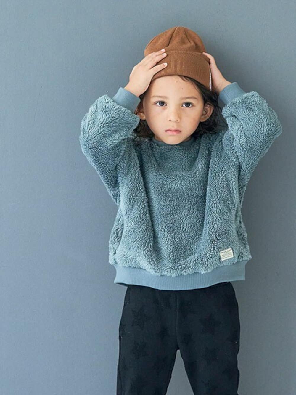 「カジュアル、星柄、トレーナー、もこもこ、キッズコーデ、男の子、BREEZE、秋冬コーデ、エフオーオンラインストア(F.O.Online Store)、F.O.Online Store」｜「BREEZEの2WAYニットキャップ（ニットキャップ/ビーニー、ブラウン系）」を使った、F.O.OnlineStoreさん（キッズ・110cm）の秋コーディネートの1枚目の写真