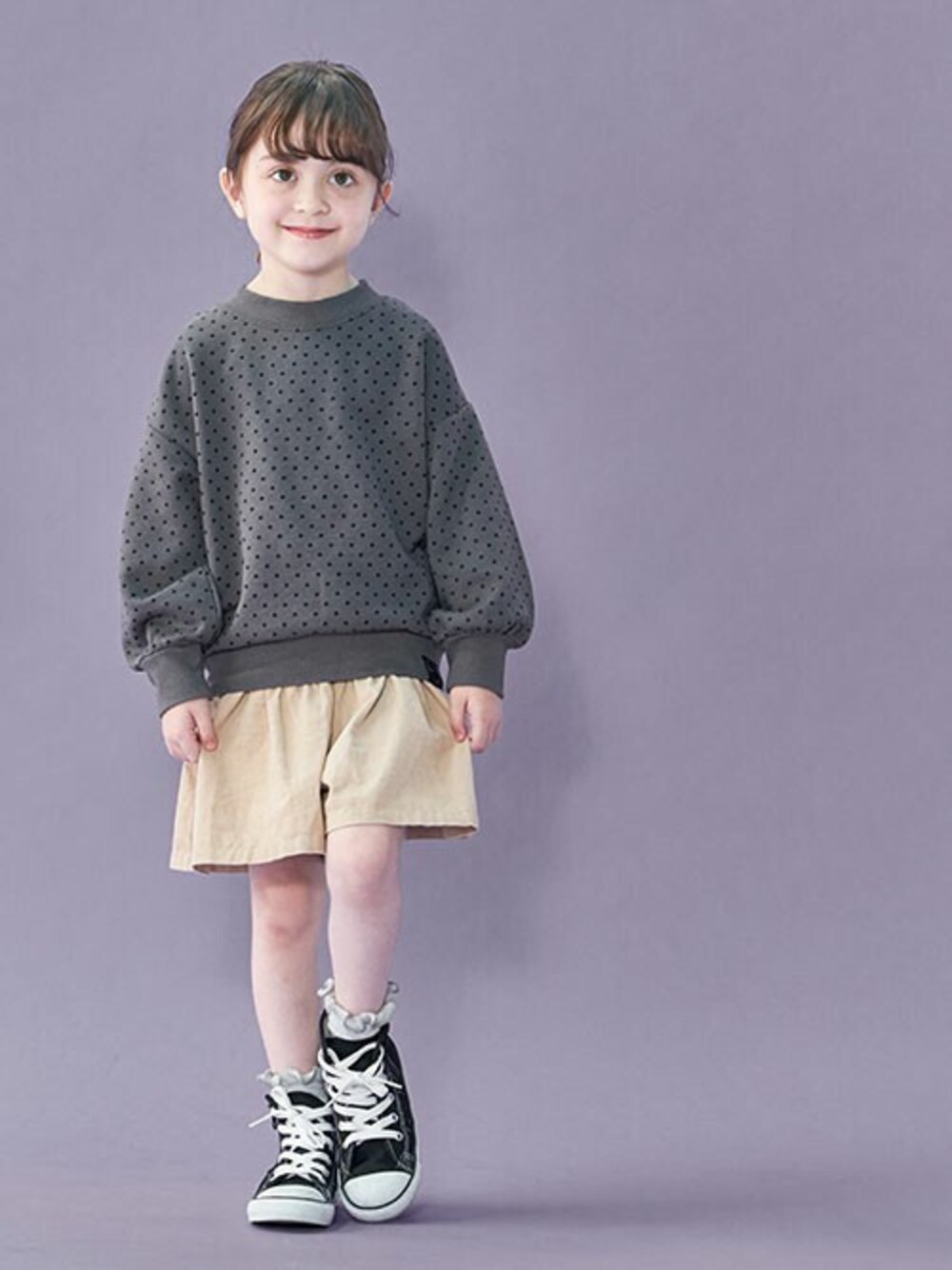 「カジュアル、ドット、トレーナー、キッズコーデ、キュロット、女の子、BREEZE、秋冬コーデ、エフオーオンラインストア(F.O.Online Store)、F.O.Online Store」｜「BREEZEのWEB限定 ギャザートレーナー（スウェット、グレー系）」を使った、F.O.OnlineStoreさん（キッズ・110cm）の秋コーディネートの1枚目の写真