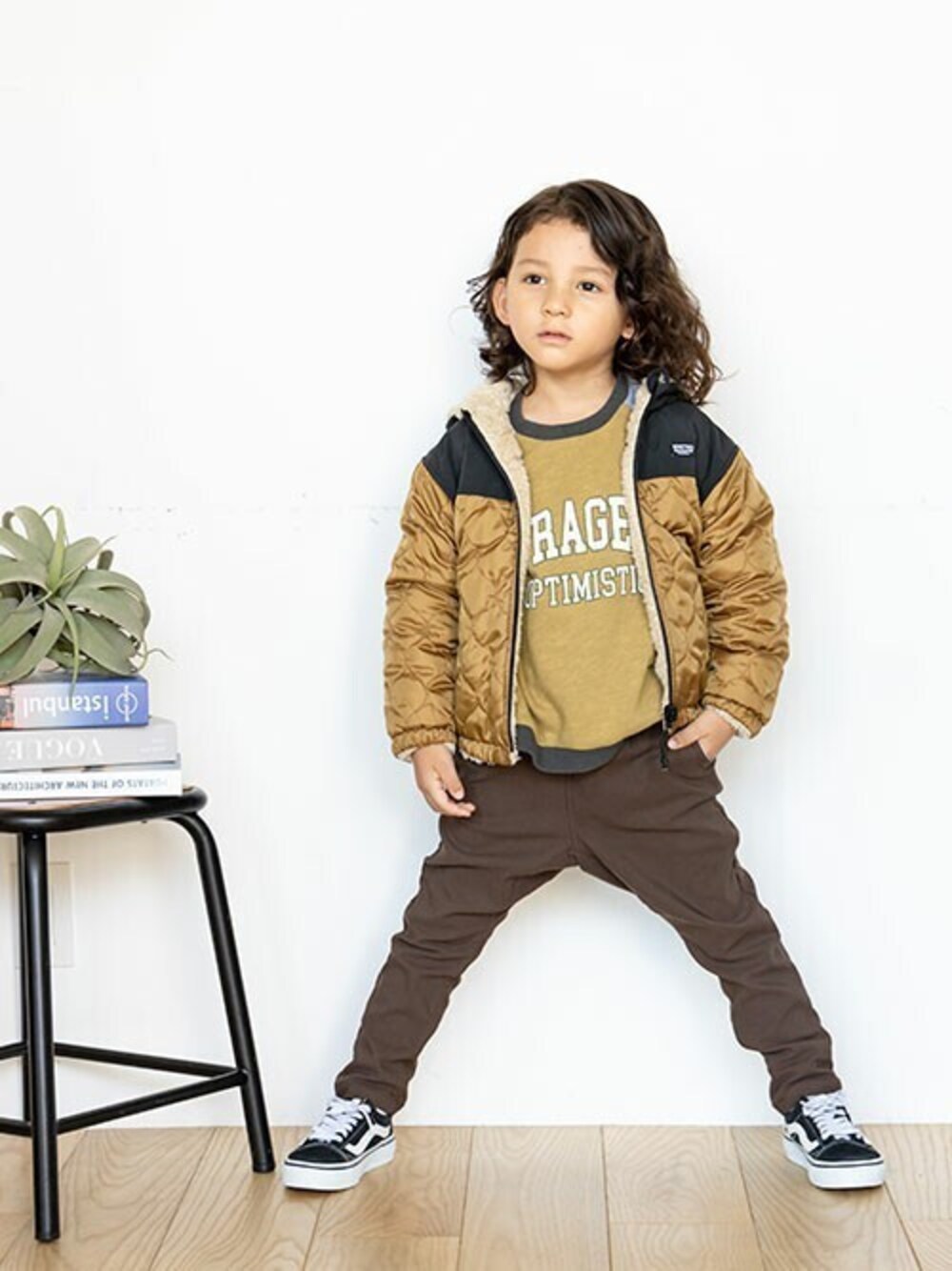 「テーパードパンツ、アウター、カジュアル、カレッジ、リバーシブル、男の子、BREEZE、秋冬コーデ、エフオーオンラインストア(F.O.Online Store)、F.O.Online Store」｜「BREEZEのWEB限定 リバーシブルインサレーションジャケット（ダウンジャケット/コート、イエロー系）」を使った、F.O.OnlineStoreさん（キッズ・110cm）の秋コーディネートの1枚目の写真