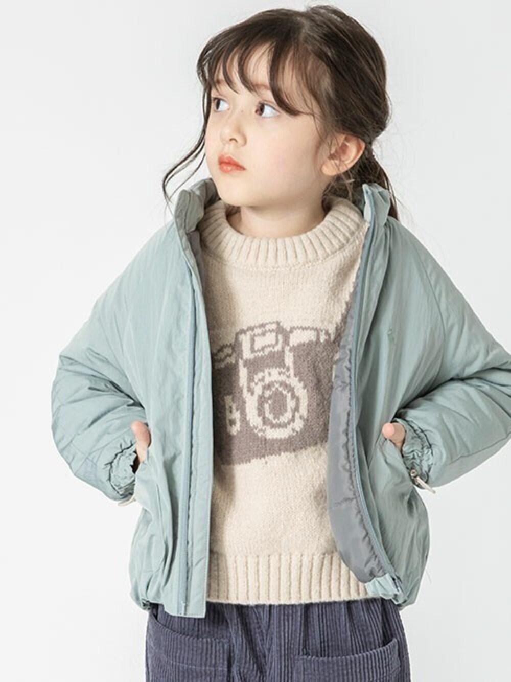 「ニット、カジュアル、シンプル、ミントグリーン、キッズコーデ、女の子、BREEZE、秋冬コーデ、エフオーオンラインストア(F.O.Online Store)、F.O.Online Store」｜「BREEZEのカメラモチーフニット（ニット/セーター、ホワイト系）」を使った、F.O.OnlineStoreさん（キッズ・110cm）の秋コーディネートの1枚目の写真
