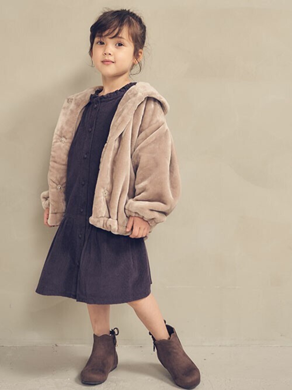 「アウター、ワンピース、コーデュロイ、カジュアル、もこもこ、キッズコーデ、秋冬コーデ、エフオーオンラインストア(F.O.Online Store)、apres les cours、F.O.Online Store」｜「apres les coursのファーフリースパーカー（パーカー、ベージュ系）」を使った、F.O.OnlineStoreさん（キッズ・110cm）の秋コーディネートの1枚目の写真